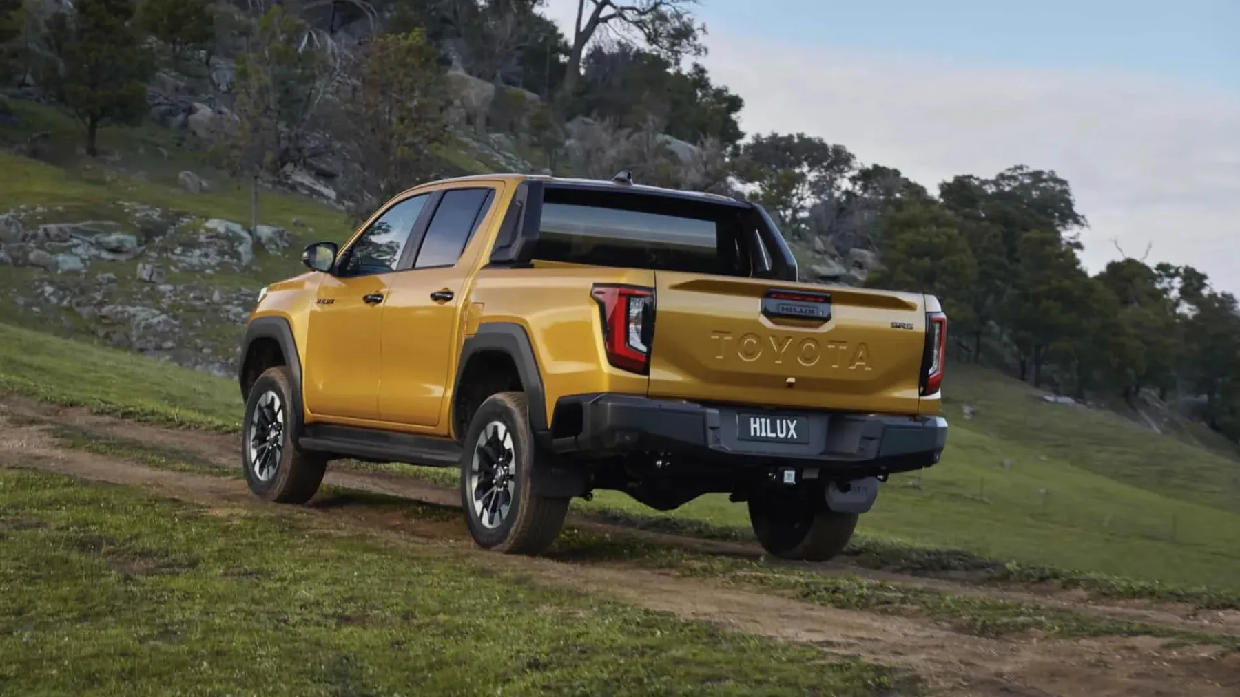 Nova Toyota Hilux 2026: elektrika – ampak dizel in bencin še vedno kraljujeta