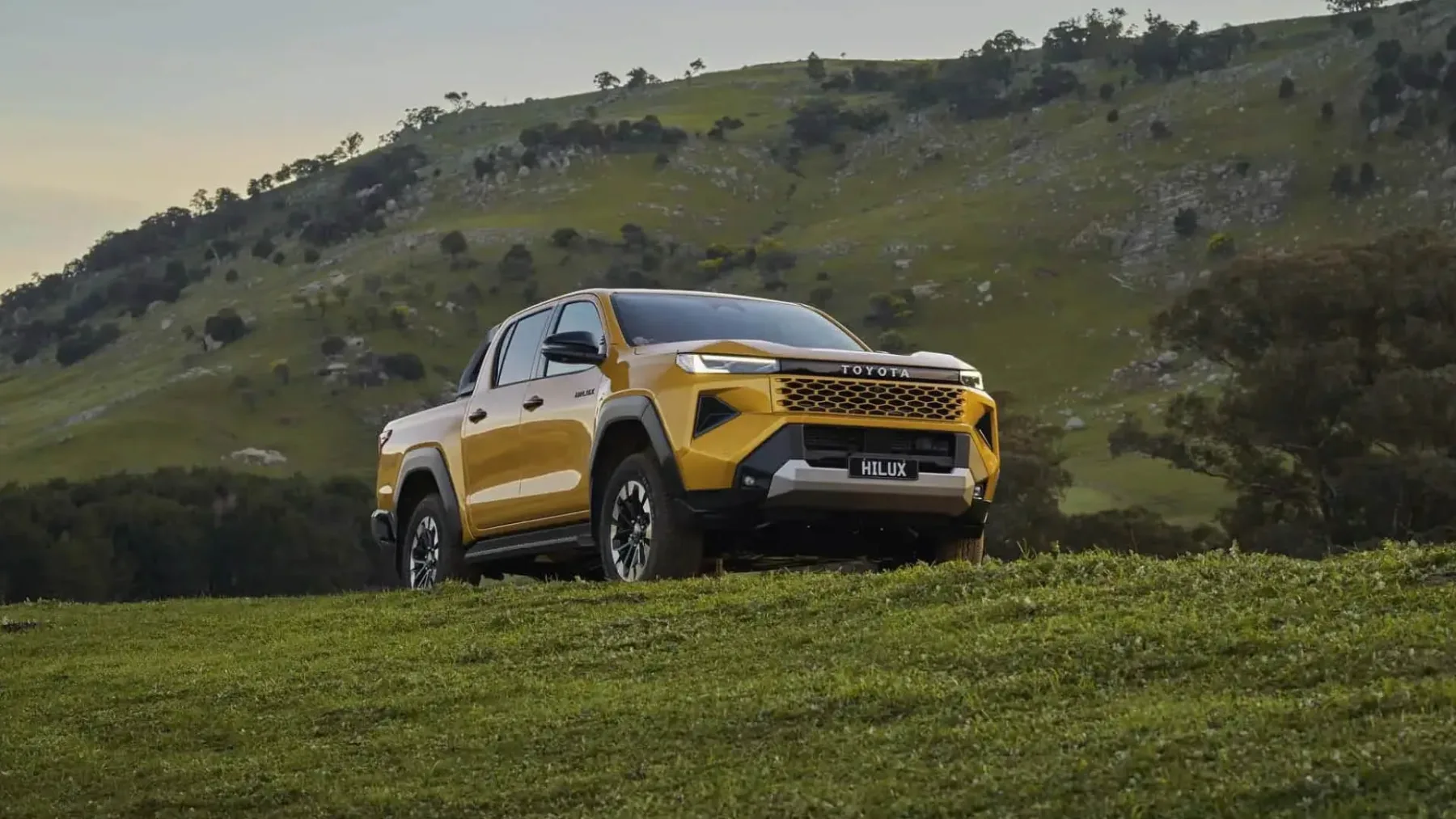 Nova Toyota Hilux 2026: elektrika – ampak dizel in bencin še vedno kraljujeta