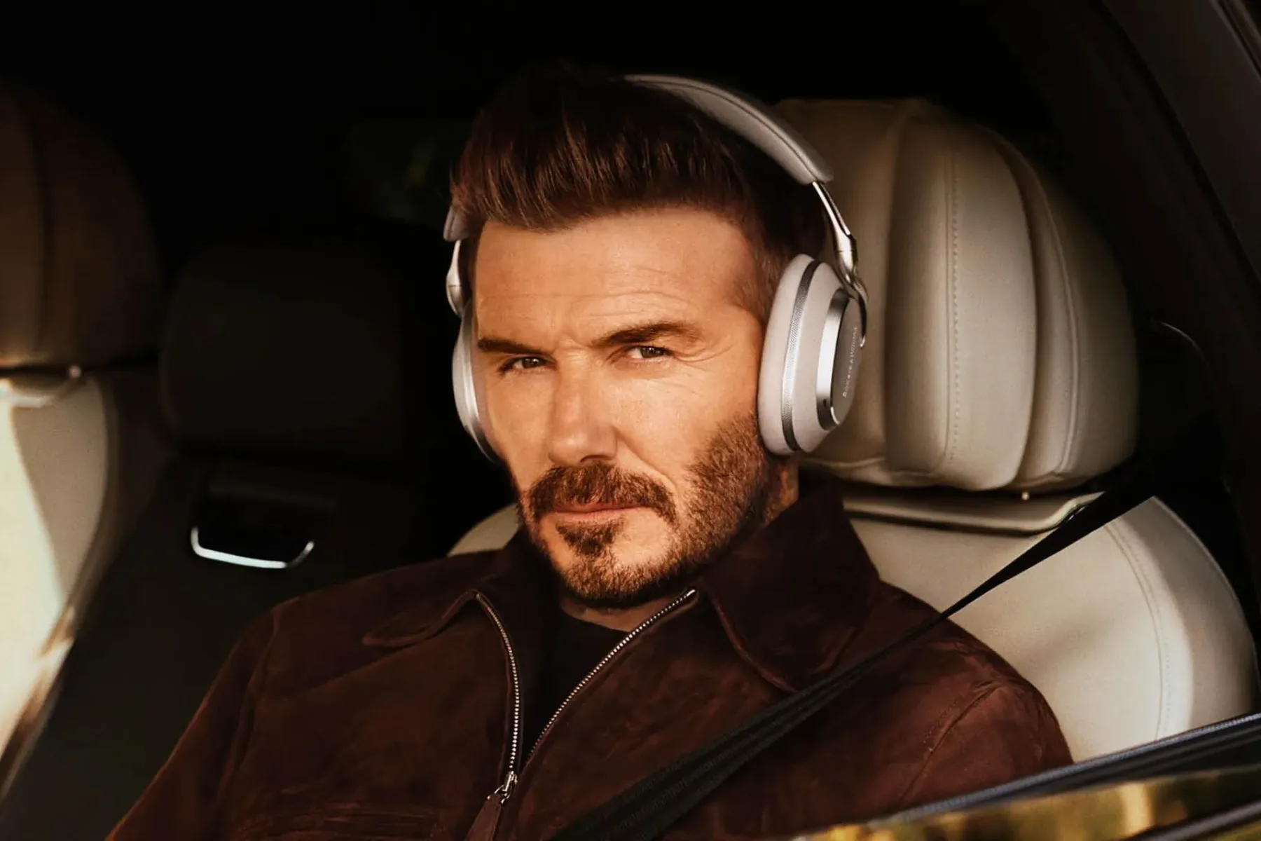 Nove Bowers & Wilkins Px8 S2: Slušalke, ki zvok spremenijo v vesoljsko avanturo, a cena vas vrne na Zemljo