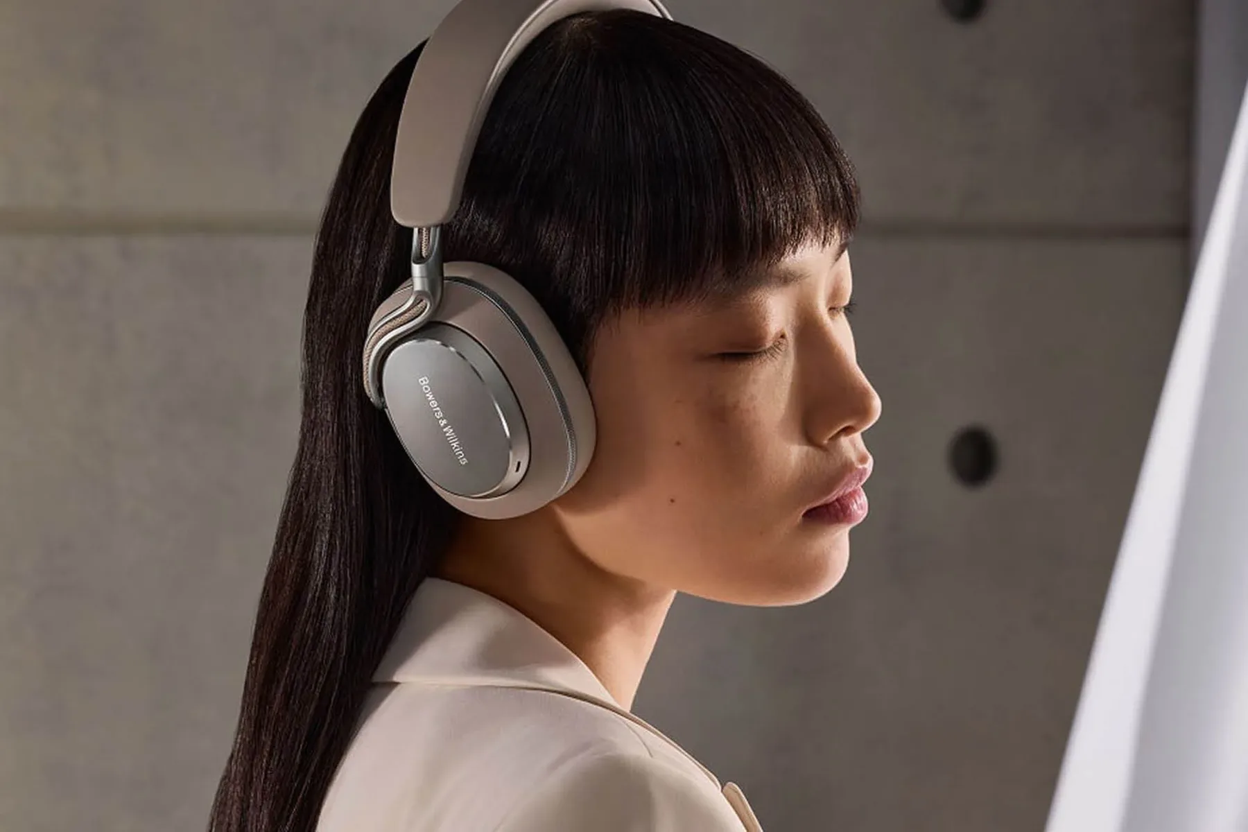 Nove Bowers & Wilkins Px8 S2: Slušalke, ki zvok spremenijo v vesoljsko avanturo, a cena vas vrne na Zemljo
