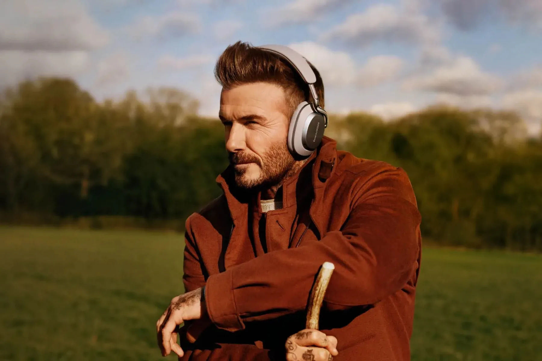 Nove Bowers & Wilkins Px8 S2: Slušalke, ki zvok spremenijo v vesoljsko avanturo, a cena vas vrne na Zemljo