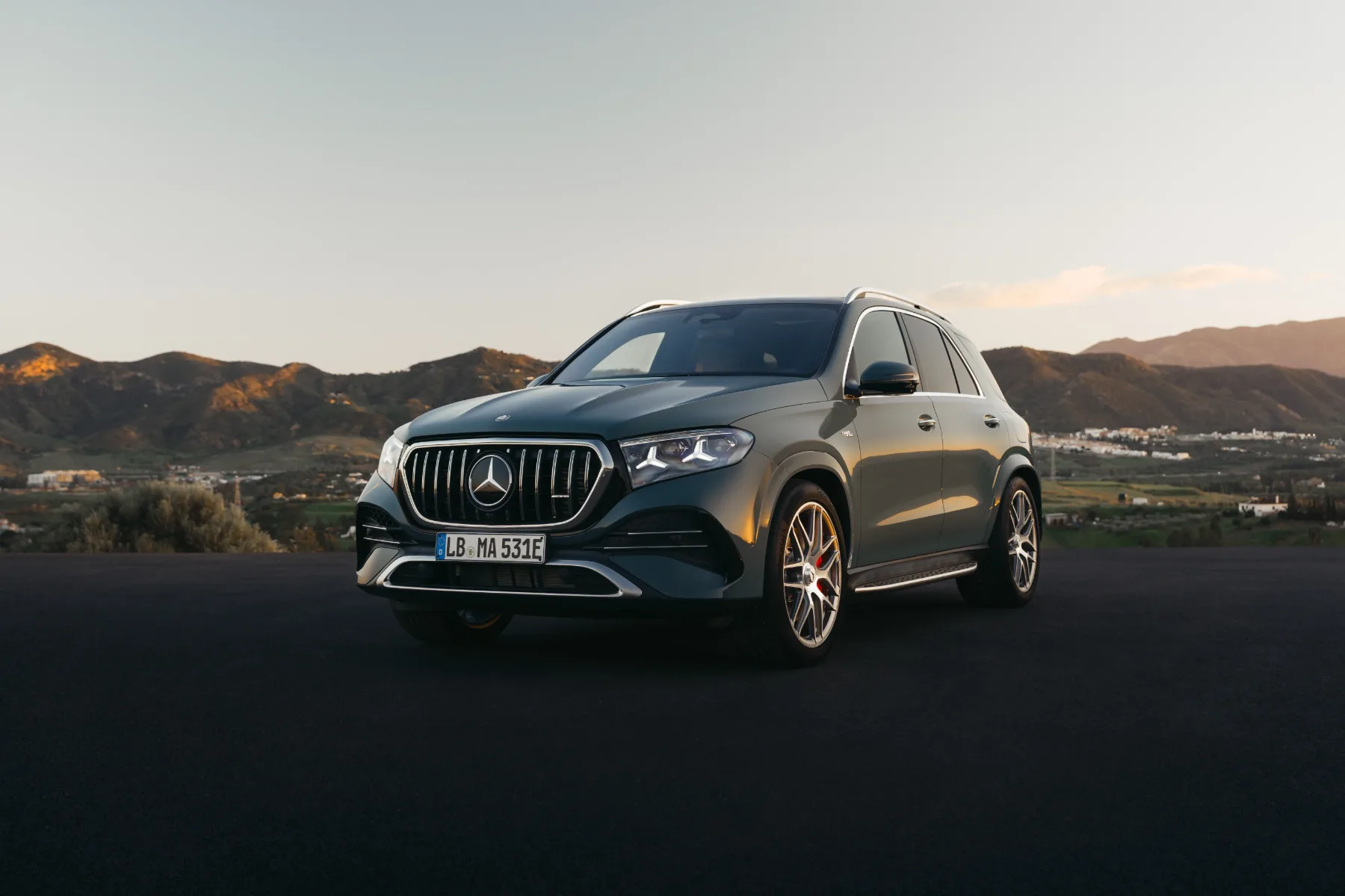 Novi 2027 Mercedes-Benz GLE: Ko se aristokratska udobnost sreča z brutalno močjo hibridne dobe