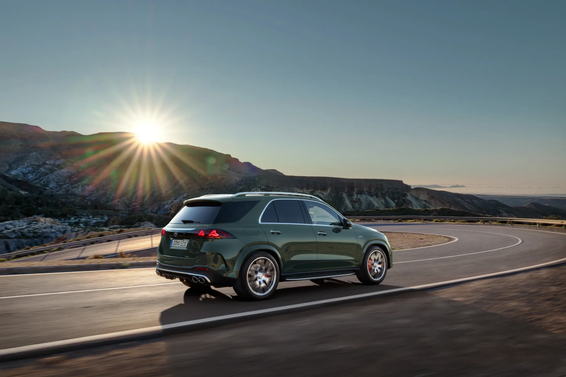 Novi 2027 Mercedes-Benz GLE: Ko se aristokratska udobnost sreča z brutalno močjo hibridne dobe