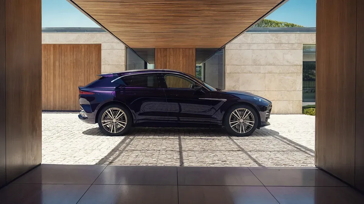Novi Aston Martin DBX GT (2027): Ko britanski huligan obleče svileno obleko Savile Row