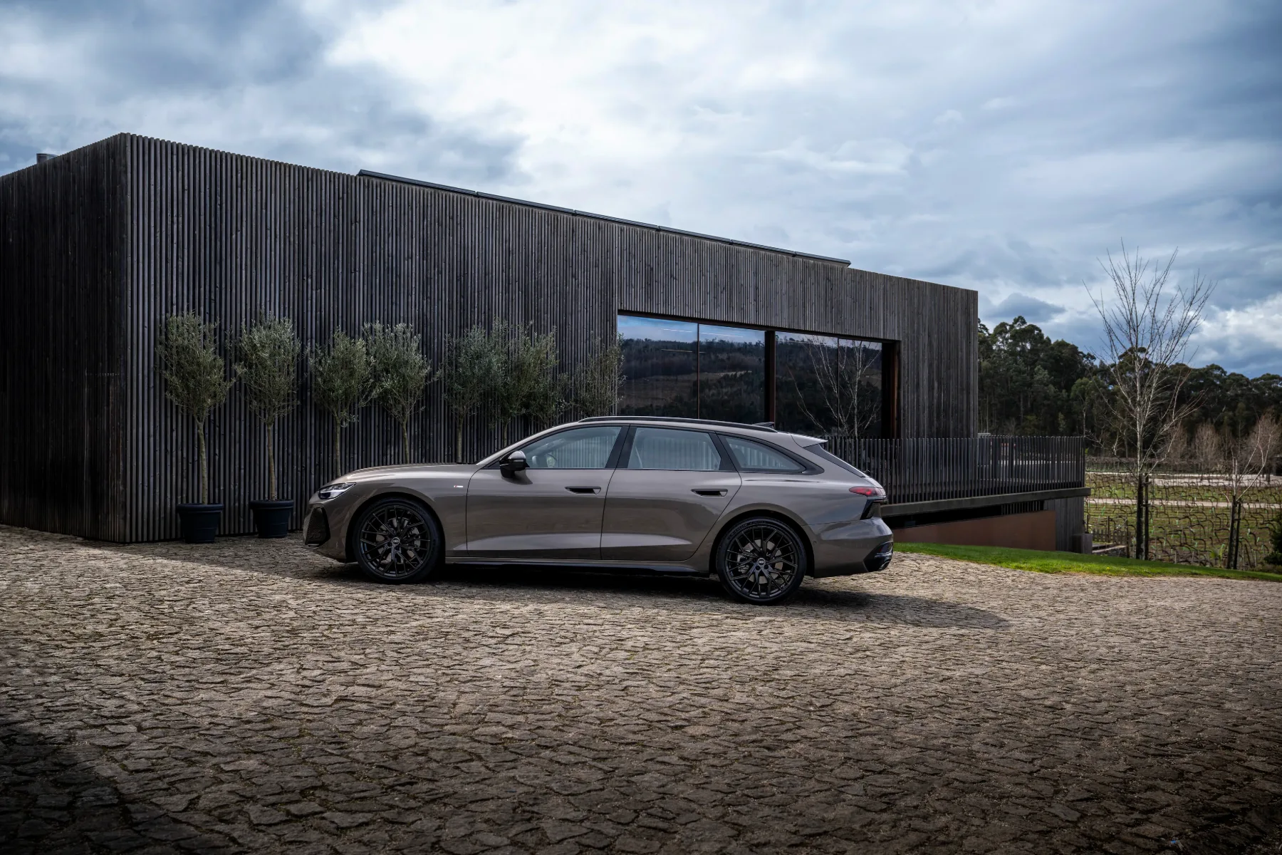 Novi Audi A6 Avant 2025: Mojster udobja, tehnologije in elegance na štirih kolesih