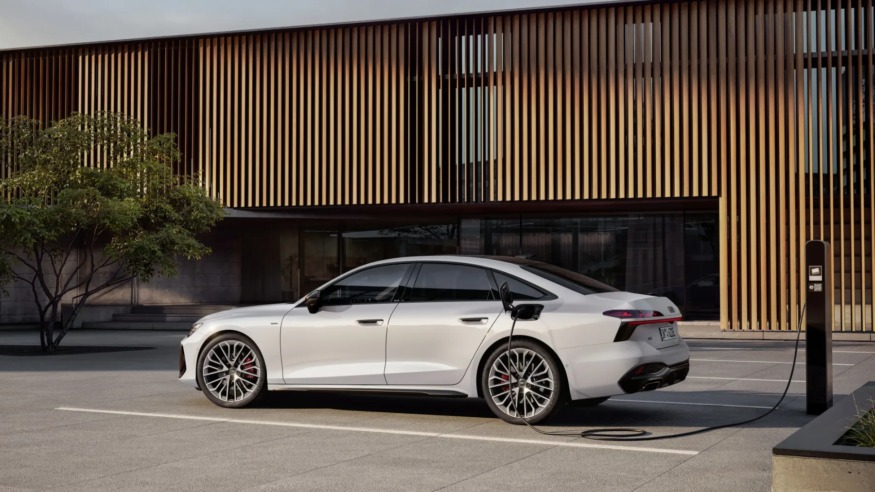 Novi Audi A6 e-hybrid: prihodnost pelje tiho in diši po bencinu, ki ga ne porabi med tednom