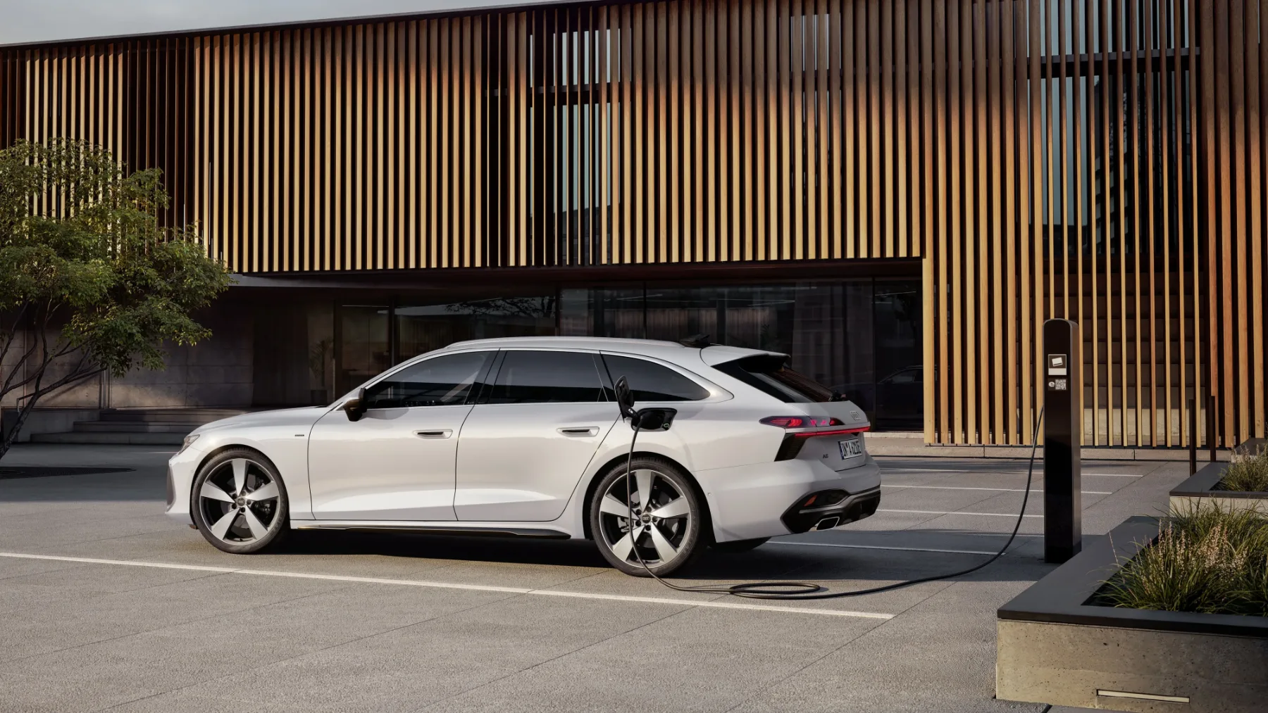 Novi Audi A6 e-hybrid: prihodnost pelje tiho in diši po bencinu, ki ga ne porabi med tednom