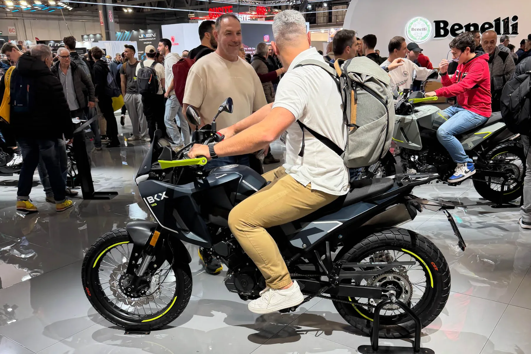 Novi Benelli BKX 125 (2025): velika avantura v mali embalaži za kategorijo izpita A1 in ceno električnega skirjoja