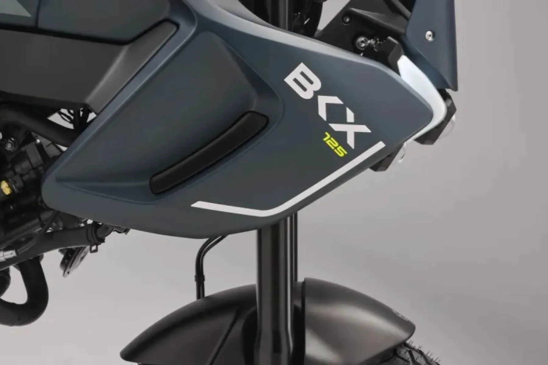 Novi Benelli BKX 125 (2025): velika avantura v mali embalaži za kategorijo izpita A1 in ceno električnega skirjoja