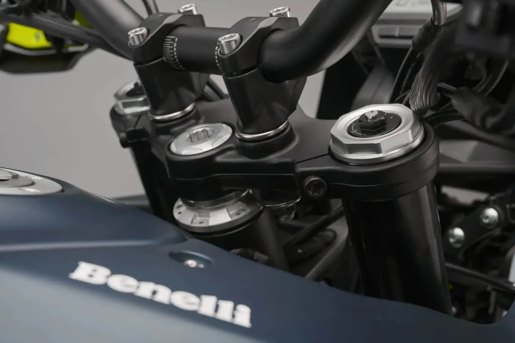 Novi Benelli BKX 125 (2025): velika avantura v mali embalaži za kategorijo izpita A1 in ceno električnega skirjoja