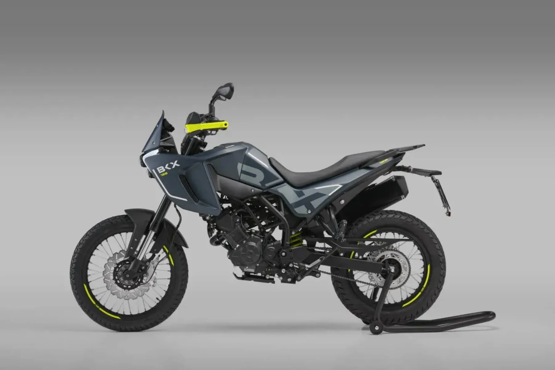 Novi Benelli BKX 125 (2025): velika avantura v mali embalaži za kategorijo izpita A1 in ceno električnega skirjoja