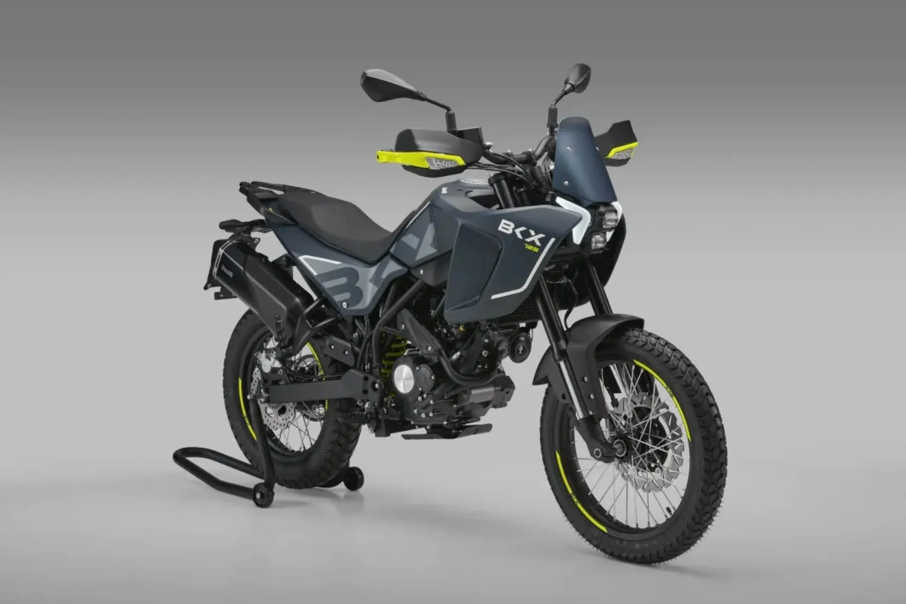 Novi Benelli BKX 125 (2025): velika avantura v mali embalaži za kategorijo izpita A1 in ceno električnega skirjoja