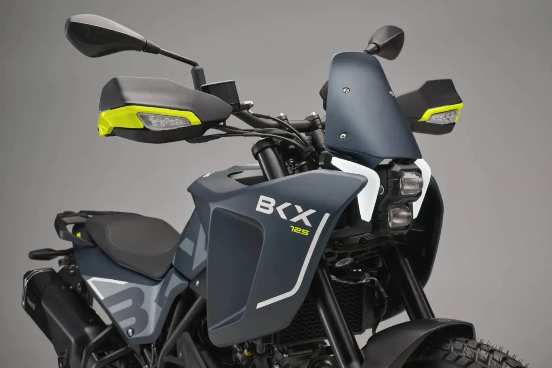 Novi Benelli BKX 125 (2025): velika avantura v mali embalaži za kategorijo izpita A1 in ceno električnega skirjoja