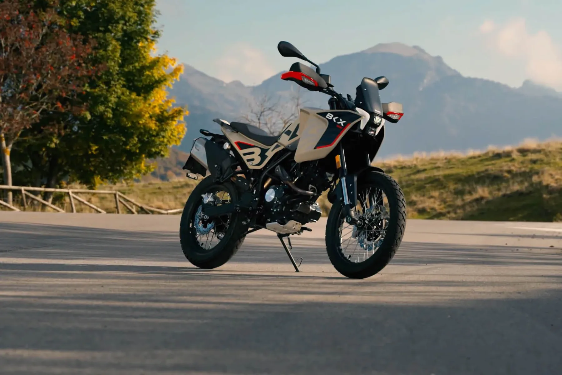 Novi Benelli BKX 125 (2025): velika avantura v mali embalaži za kategorijo izpita A1 in ceno električnega skirjoja