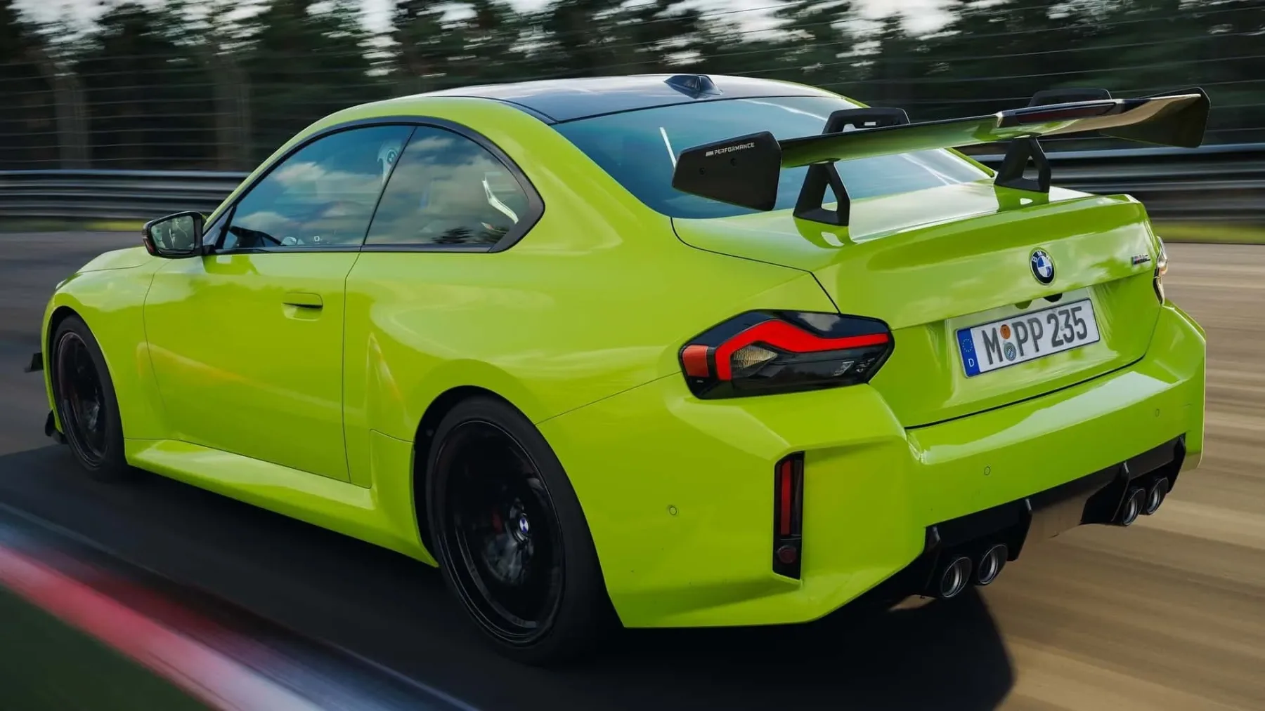 Novi BMW M2 z M Performance Track Kit: Ko cestni huligan obleče dirkaški dres in gre v fitnes