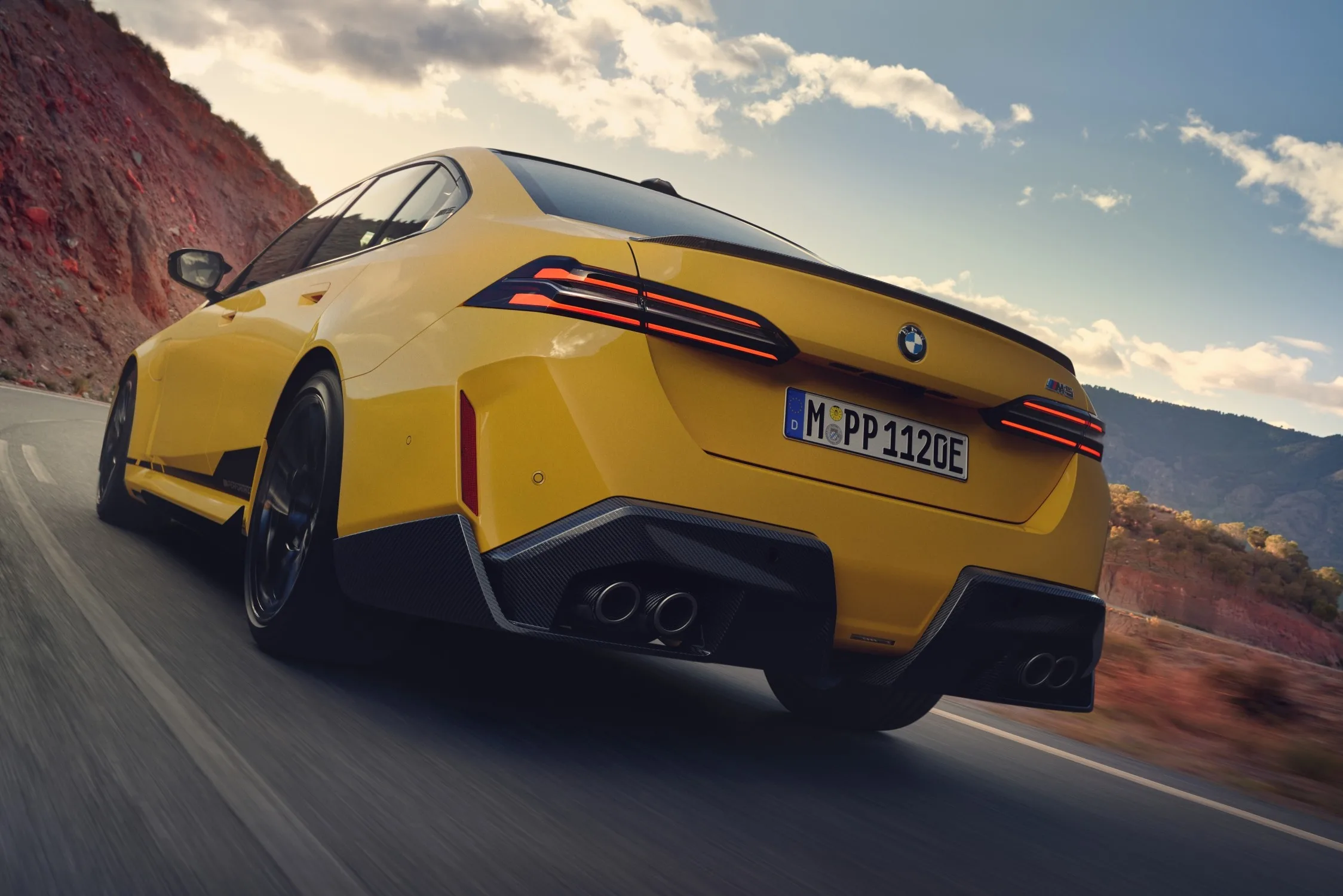 Novi BMW M5 M Performance: dodatki iz karbona ga ne bodo naredili občutno lažjega