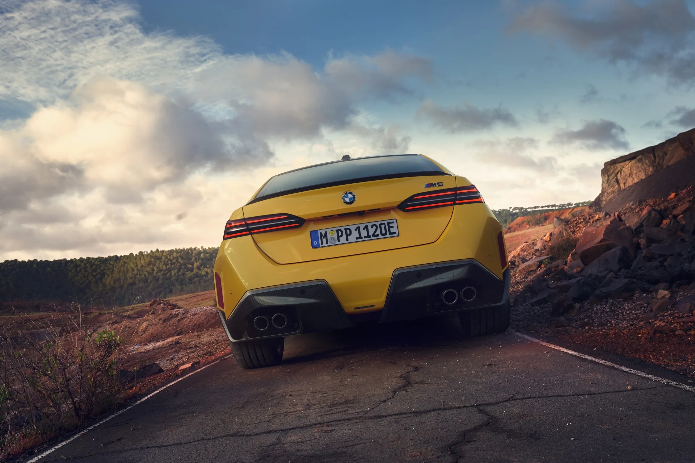Novi BMW M5 M Performance: dodatki iz karbona ga ne bodo naredili občutno lažjega