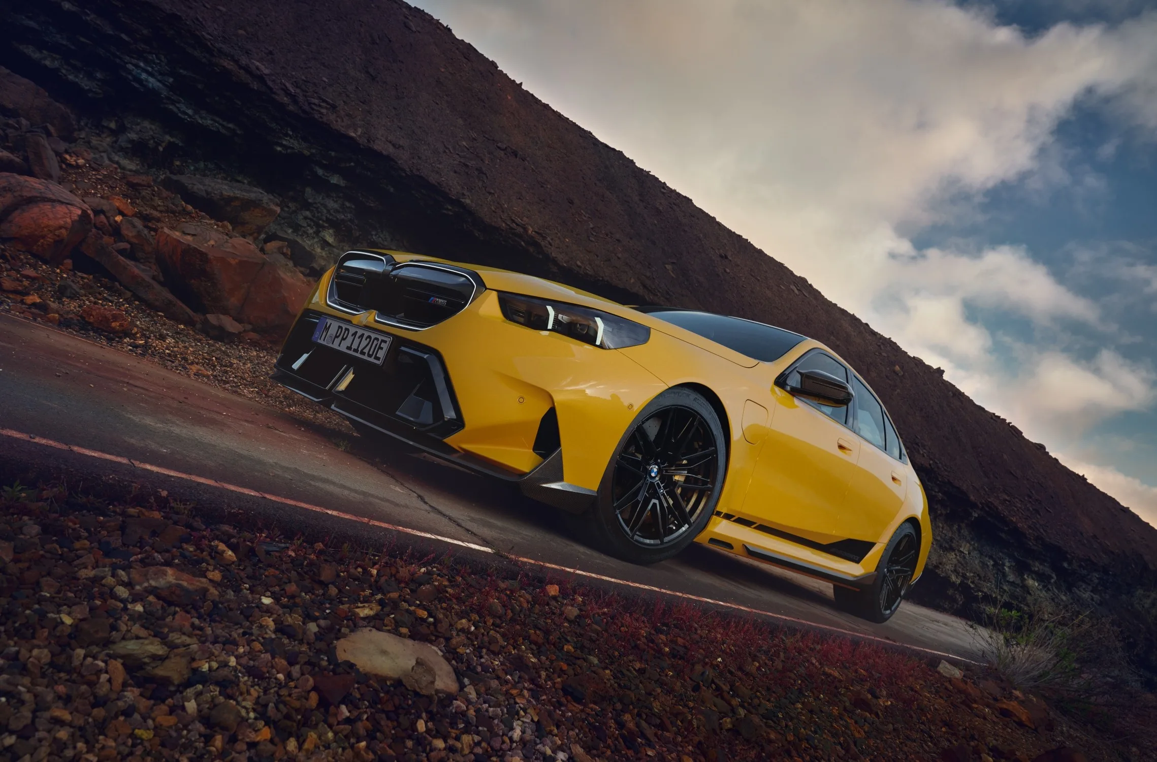 Novi BMW M5 M Performance: dodatki iz karbona ga ne bodo naredili občutno lažjega