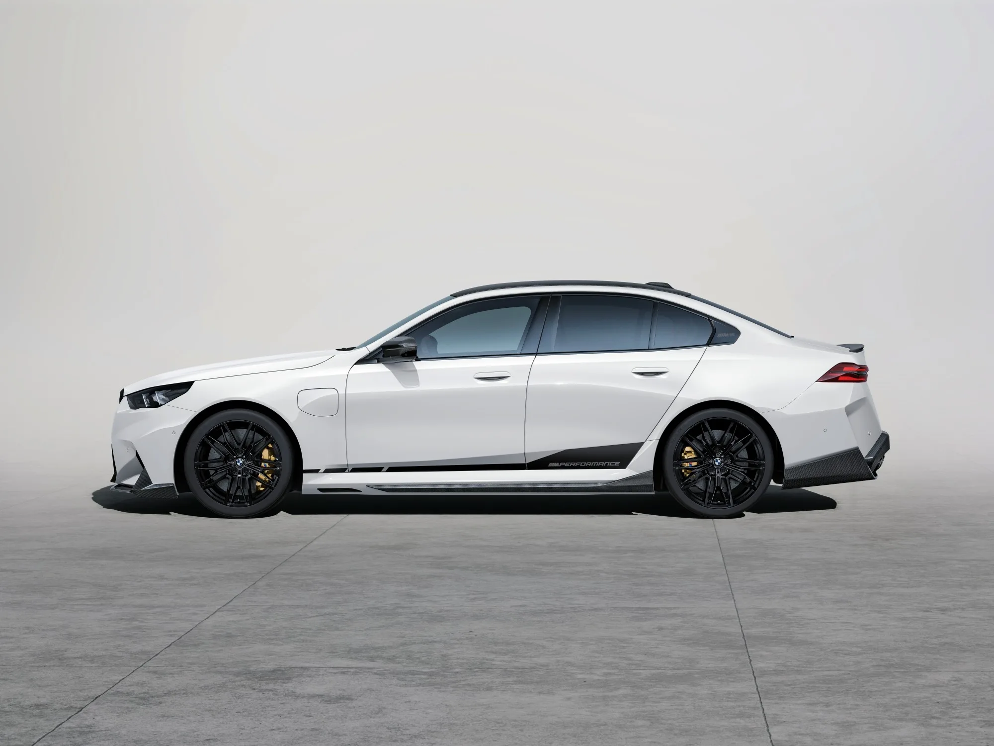 Novi BMW M5 M Performance: dodatki iz karbona ga ne bodo naredili občutno lažjega