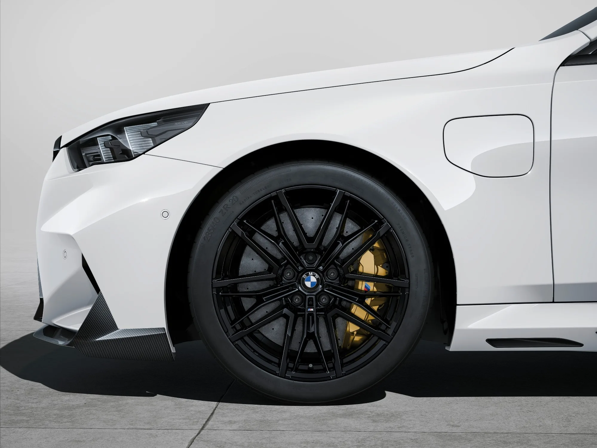 Novi BMW M5 M Performance: dodatki iz karbona ga ne bodo naredili občutno lažjega