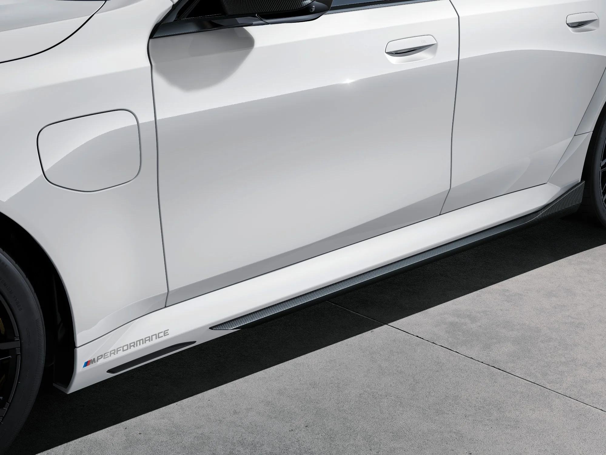 Novi BMW M5 M Performance: dodatki iz karbona ga ne bodo naredili občutno lažjega