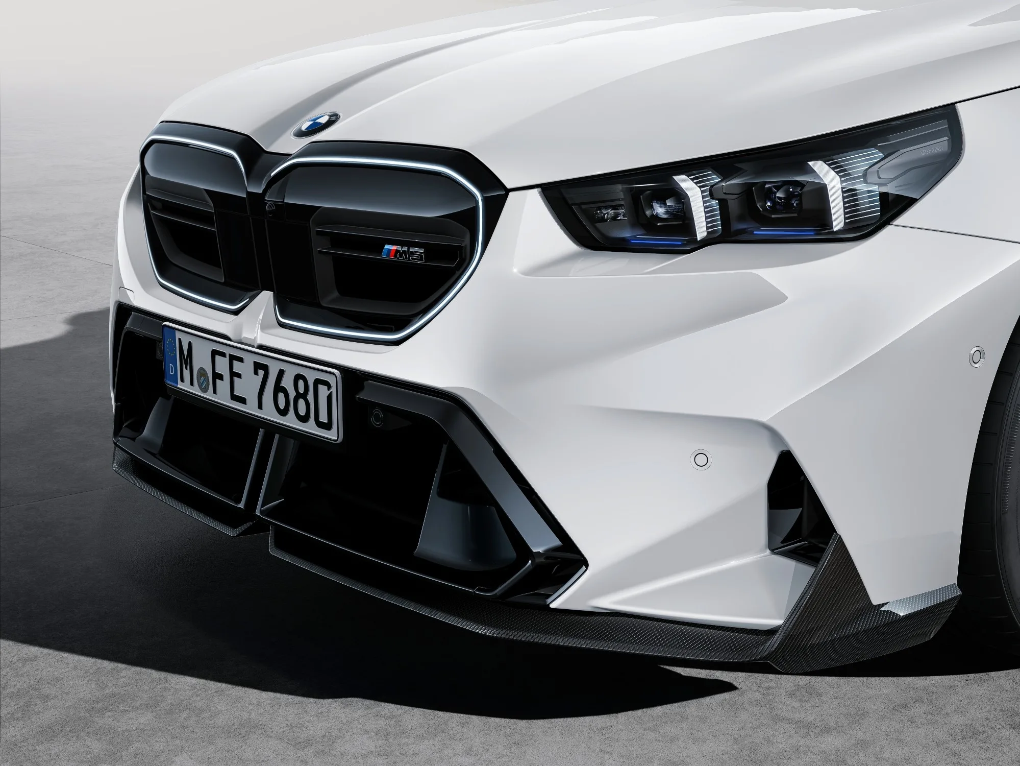 Novi BMW M5 M Performance: dodatki iz karbona ga ne bodo naredili občutno lažjega