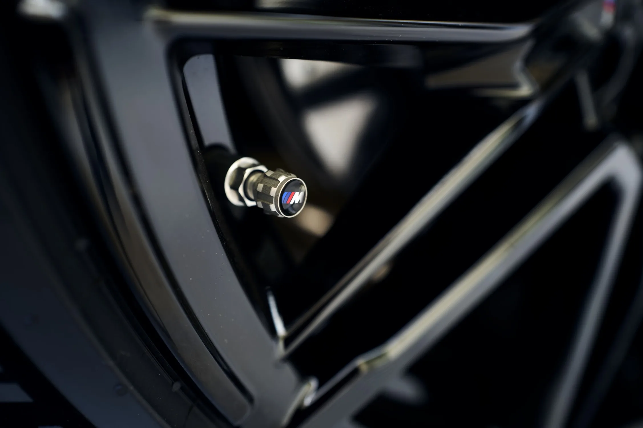 Novi BMW M5 M Performance: dodatki iz karbona ga ne bodo naredili občutno lažjega