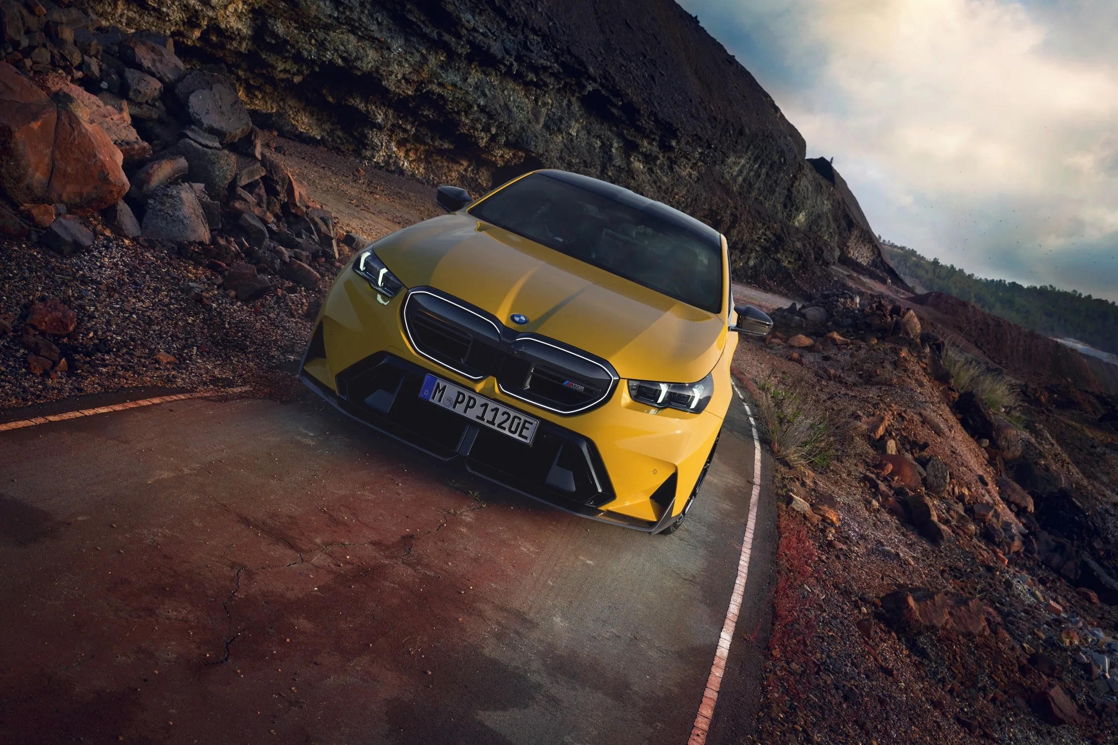 Novi BMW M5 M Performance: dodatki iz karbona ga ne bodo naredili občutno lažjega