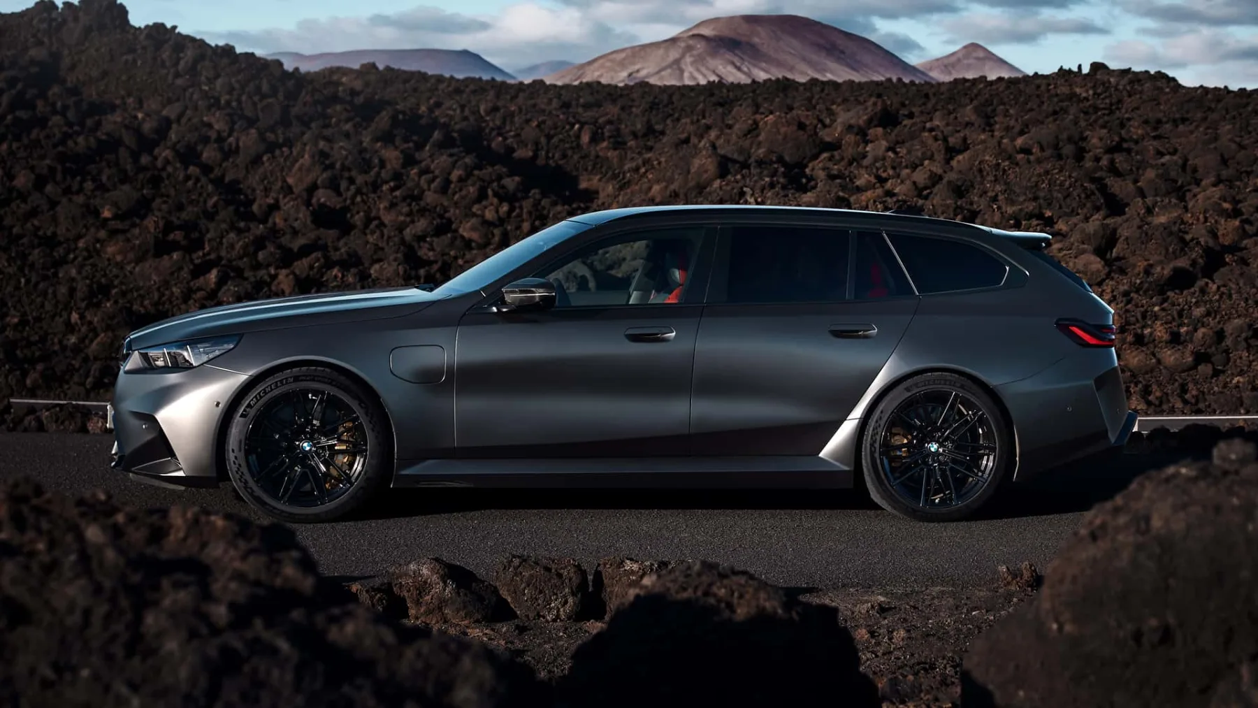 Novi BMW M5 Touring (2024): Najmočnejši karavan na svetu, obtežen z več kot 2,5 tone hibridne moči