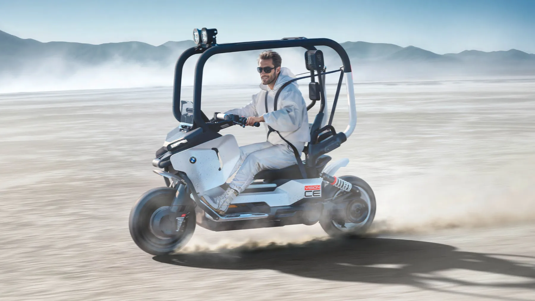Novi BMW Motorrad Vision CE: Električni skuter brez čelade, ki vas bo popeljal v prihodnost urbane vožnje