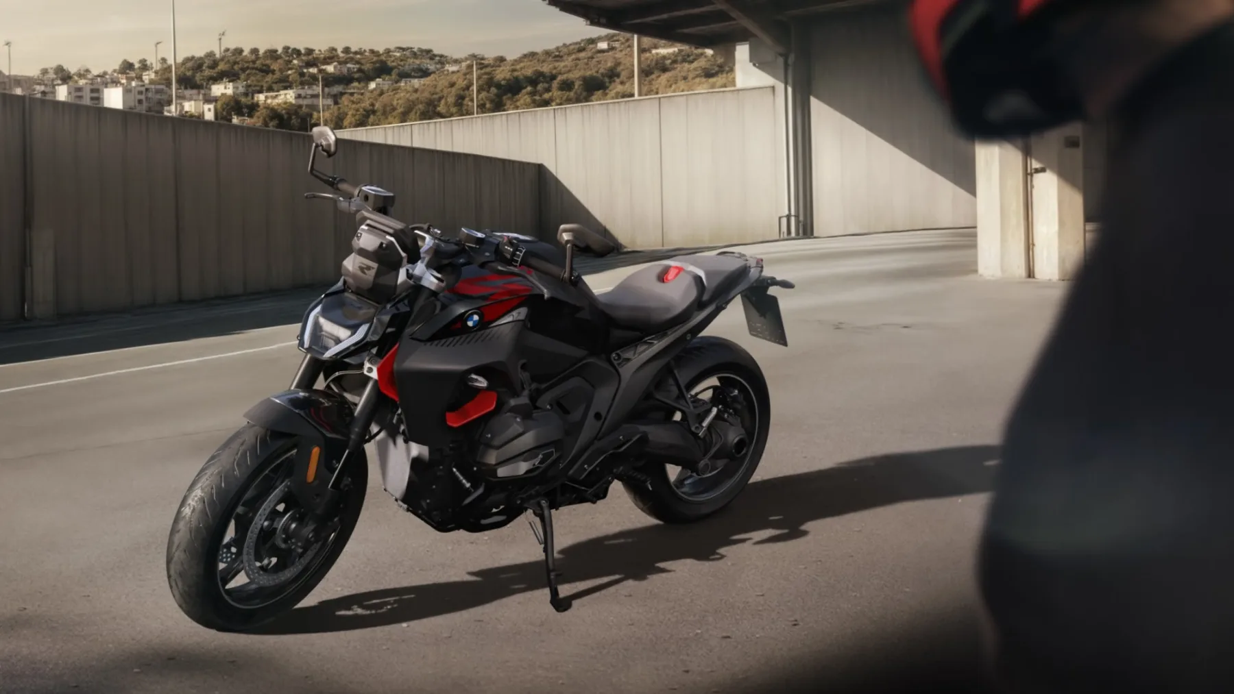 Novi BMW R 1300 R 2025 – Tourer, športnik ali umetnik? BMW R 1300 R je vse v enem