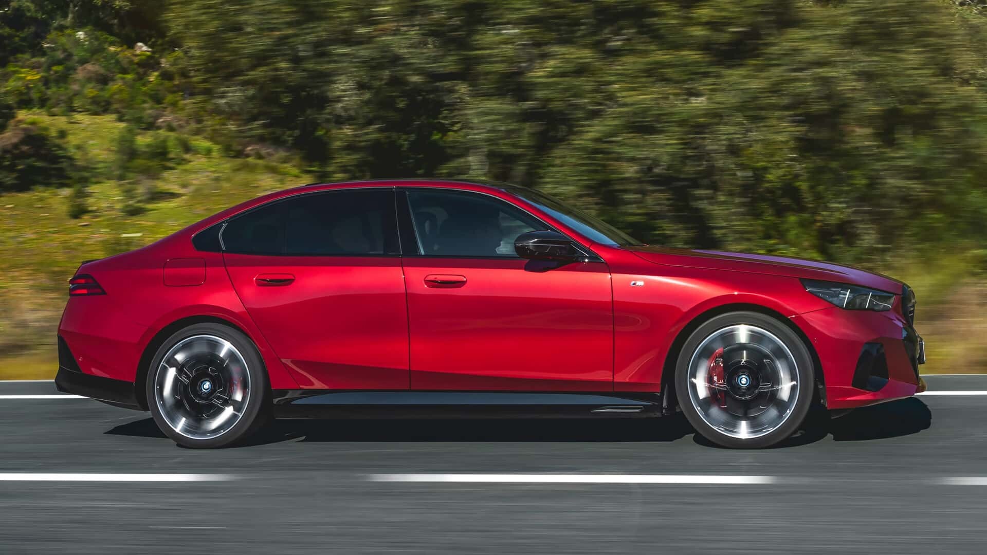 Novi BMW serije 5 – 2024: nova generacija, korak nazaj v prihodnost