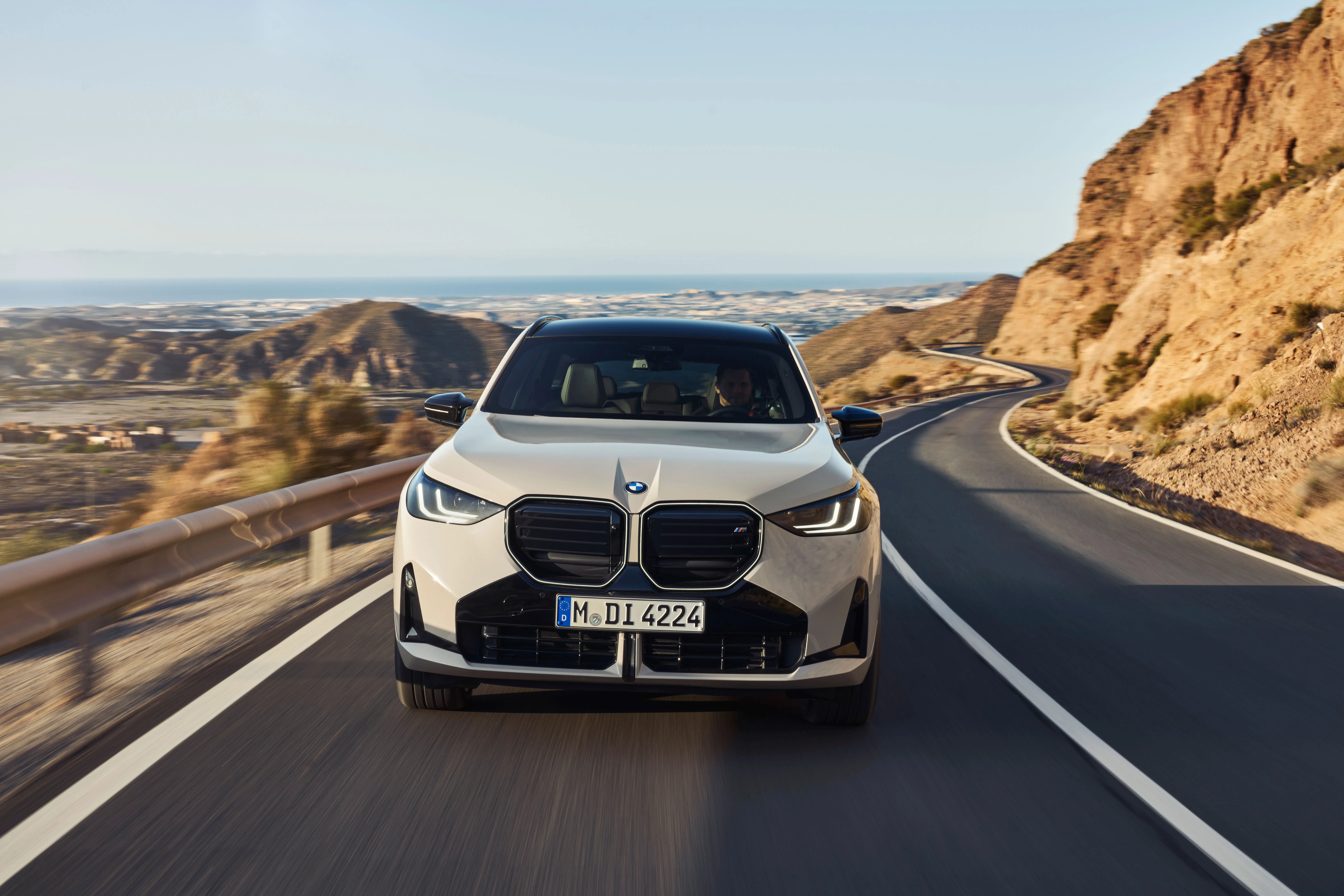 Novi BMW X3 2025: prodajni adut stavi na klasične rešitve, ki jih poganja elektrika