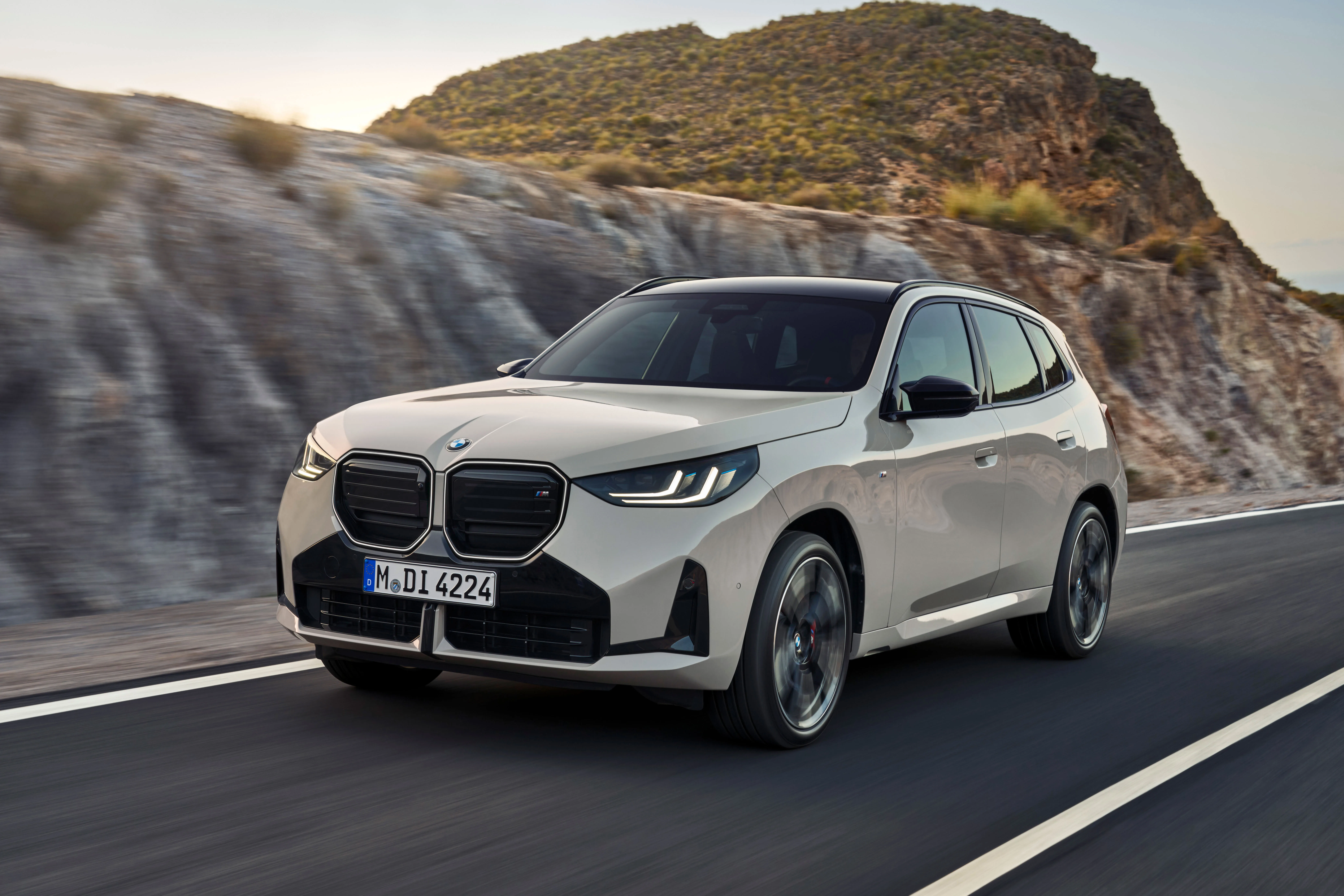 Novi BMW X3 2025: prodajni adut stavi na klasične rešitve, ki jih poganja elektrika
