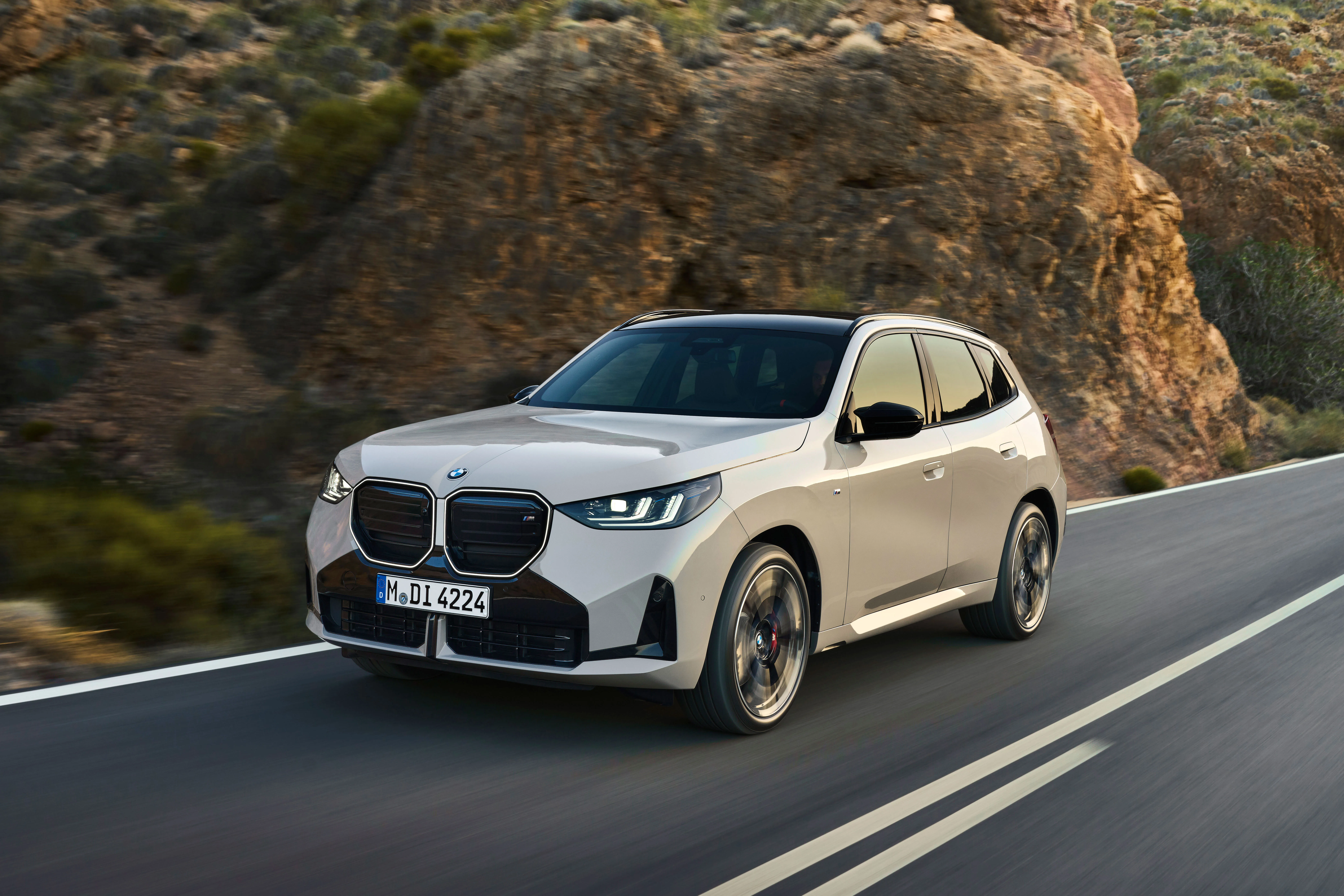 Novi BMW X3 2025: prodajni adut stavi na klasične rešitve, ki jih poganja elektrika