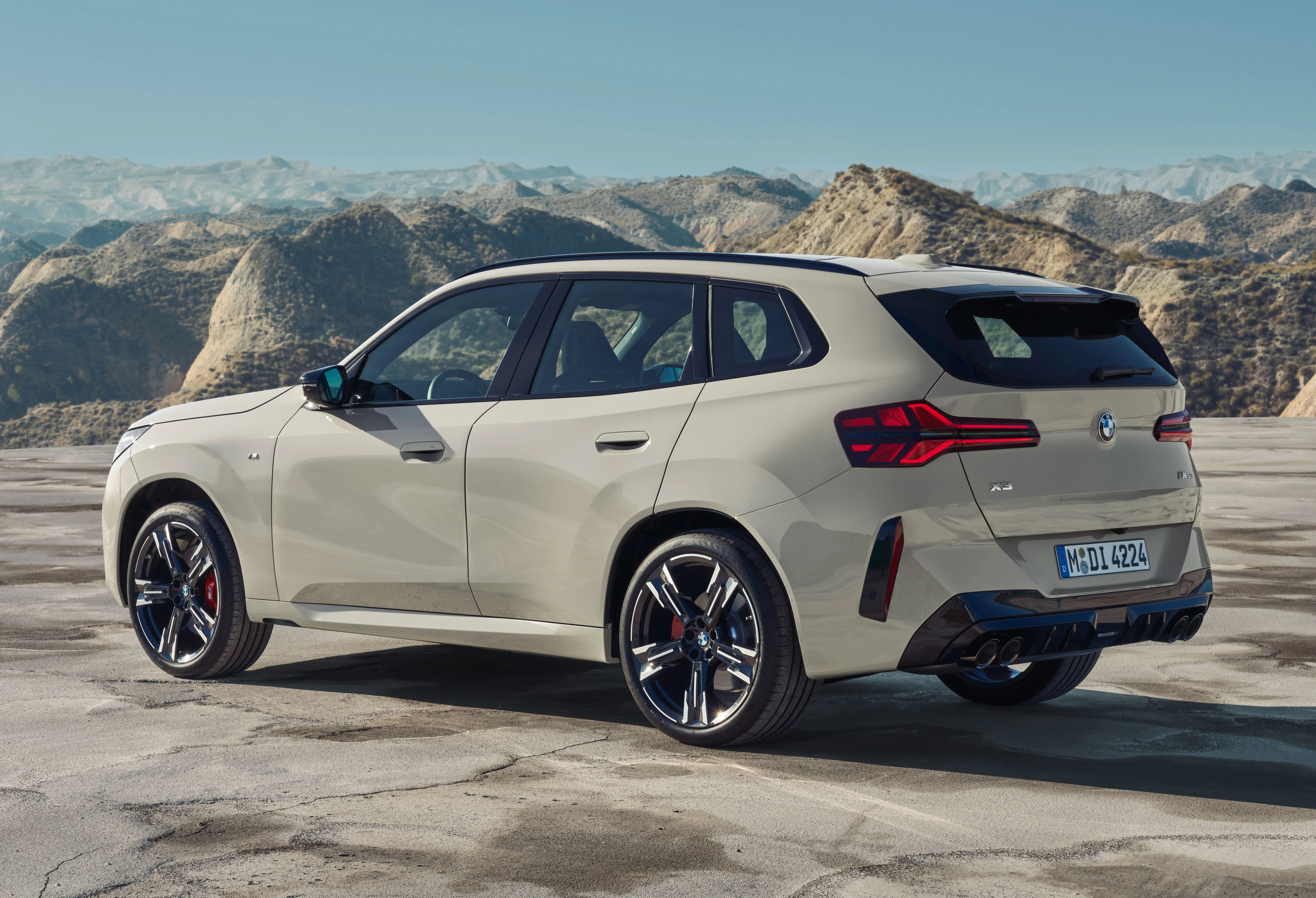 Novi BMW X3 2025: prodajni adut stavi na klasične rešitve, ki jih poganja elektrika