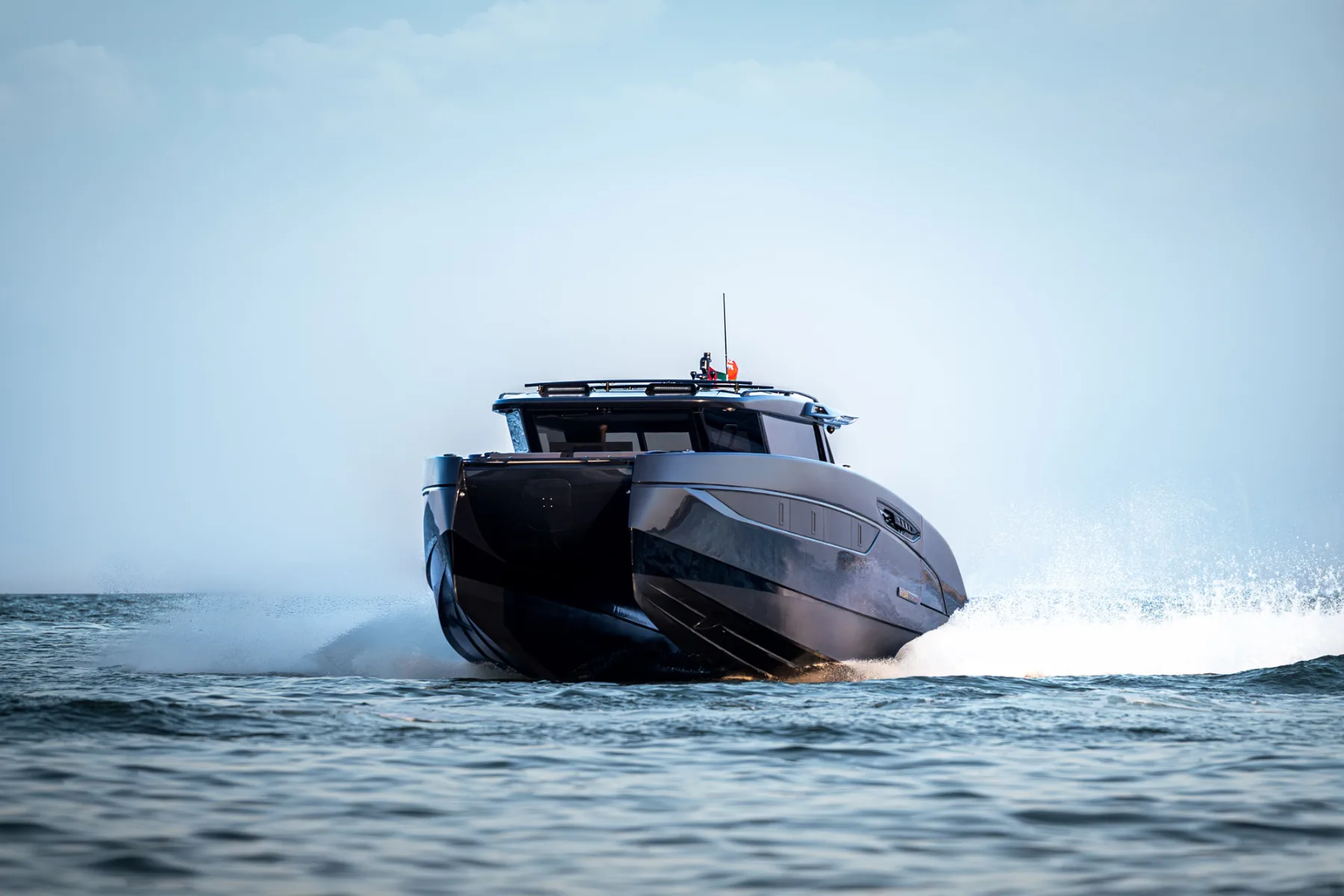 Novi Brabus x Sunreef Ultima 55: ko se nemška brutalnost sreča z luksuzno hibridno jahto