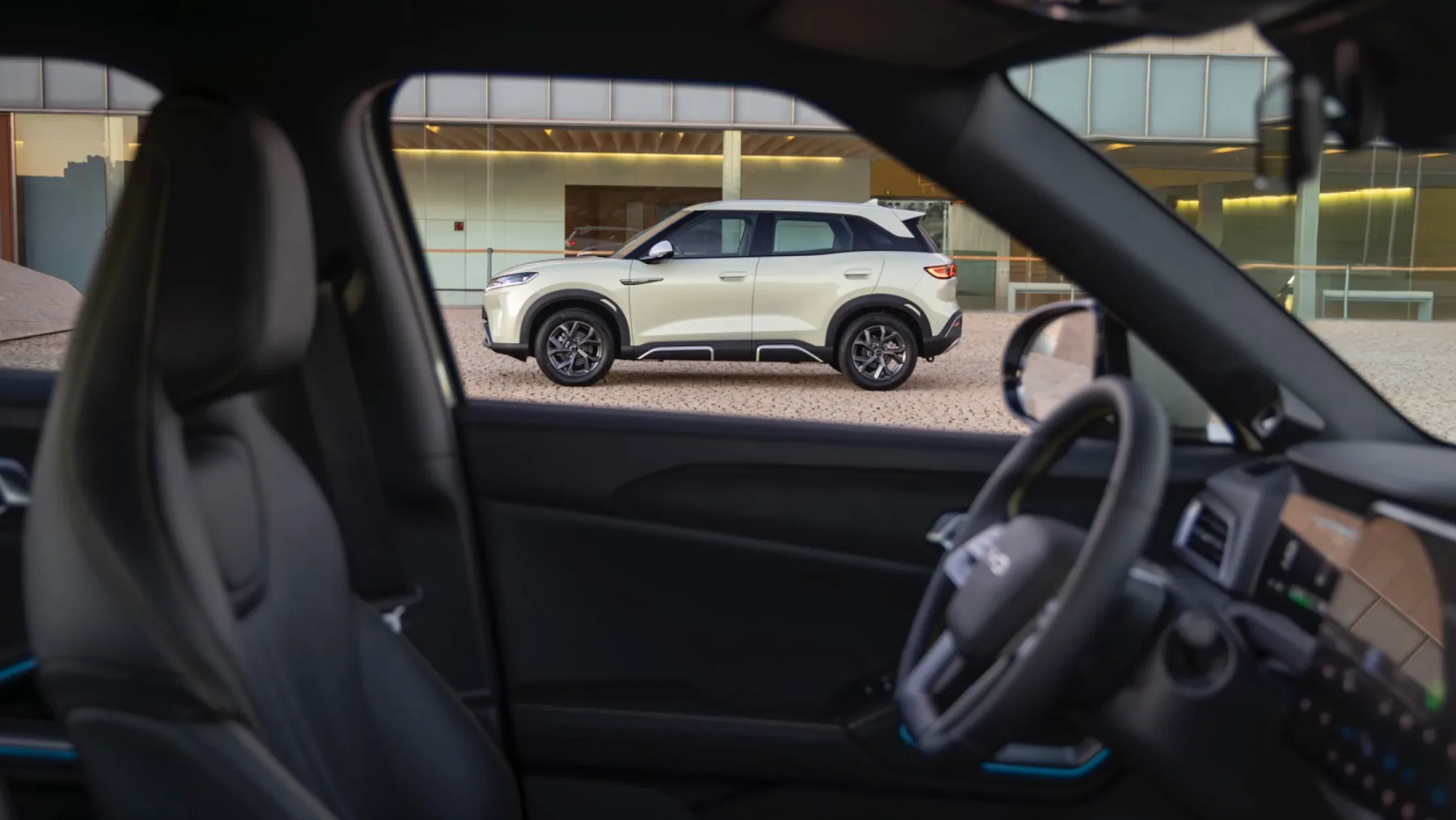 Novi BYD Atto 2 – pod 30.000 evri za kitajskega izzivalca evropskih SUV-jev z vrtljivim zaslonom in karaoke funkcijo