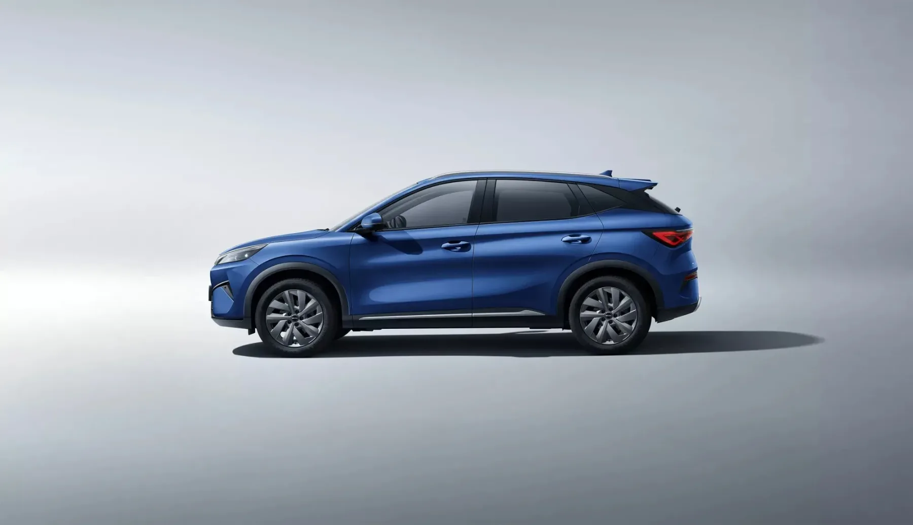 Novi BYD Atto 3 Evo: Kitajski udarec, ki je BMW-ju iz rok izbil prestižni “weisswurst”