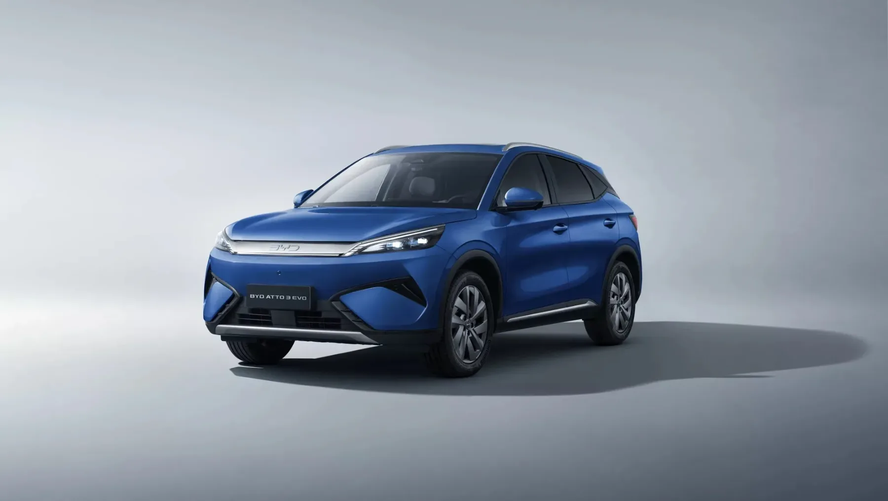 Novi BYD Atto 3 Evo: Kitajski udarec, ki je BMW-ju iz rok izbil prestižni “weisswurst”