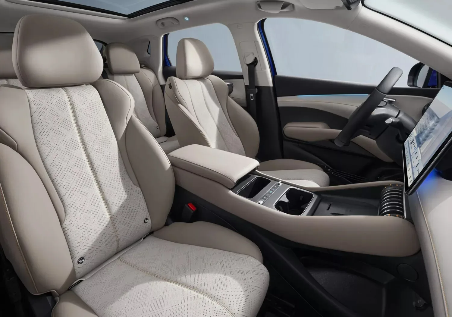 Novi BYD Atto 3 Evo: Kitajski udarec, ki je BMW-ju iz rok izbil prestižni “weisswurst”