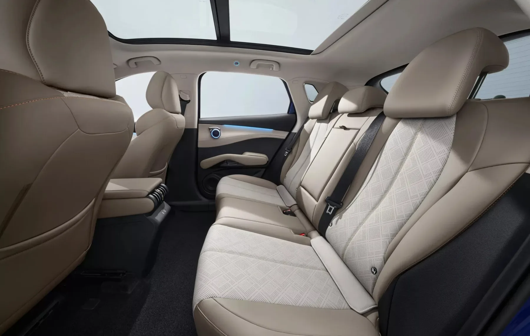 Novi BYD Atto 3 Evo: Kitajski udarec, ki je BMW-ju iz rok izbil prestižni “weisswurst”