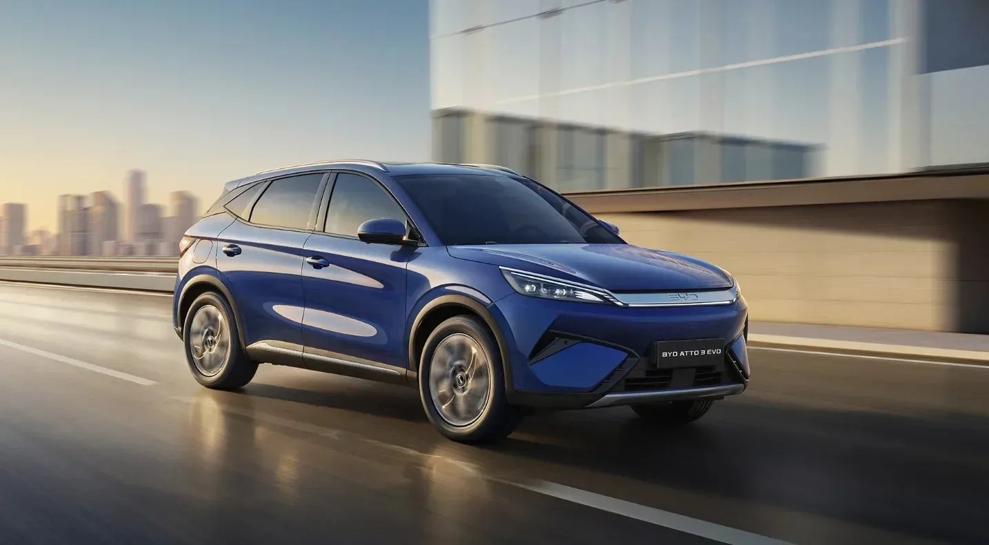 Novi BYD Atto 3 Evo: Kitajski udarec, ki je BMW-ju iz rok izbil prestižni “weisswurst”