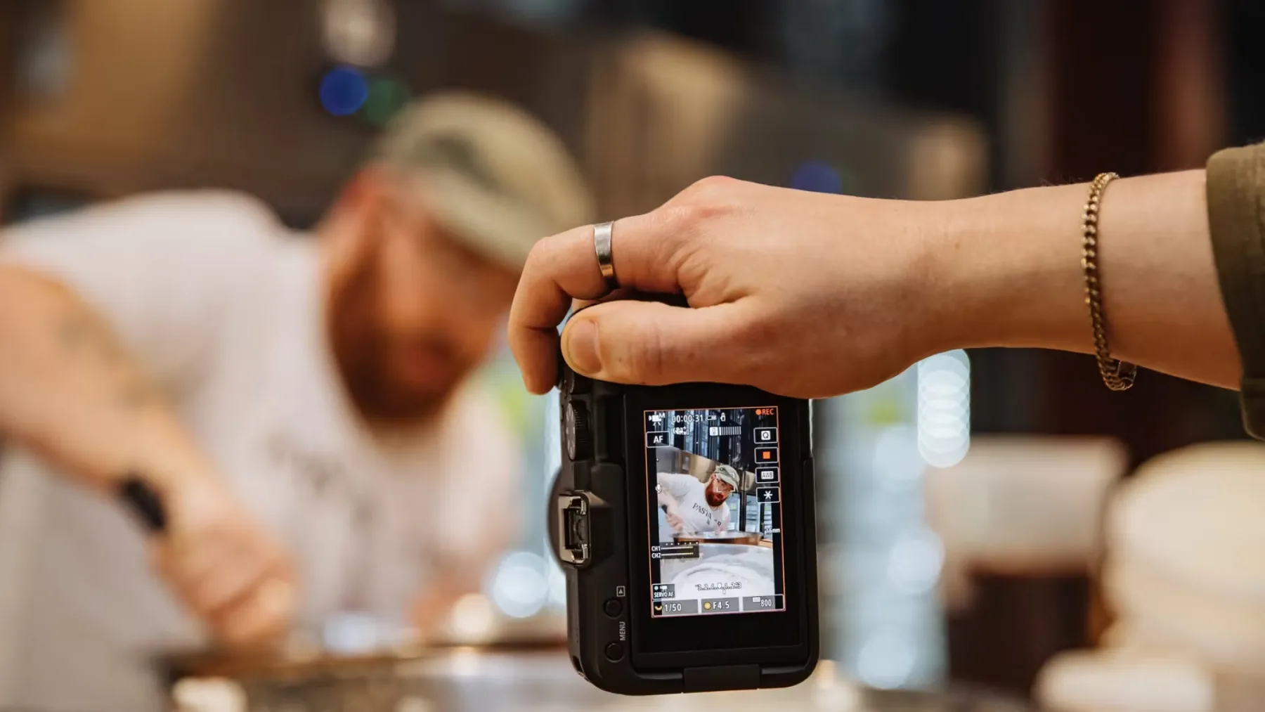 Novi Canon EOS R50 V: Nova vstopna kamera za ustvarjalce videov z ambicijo
