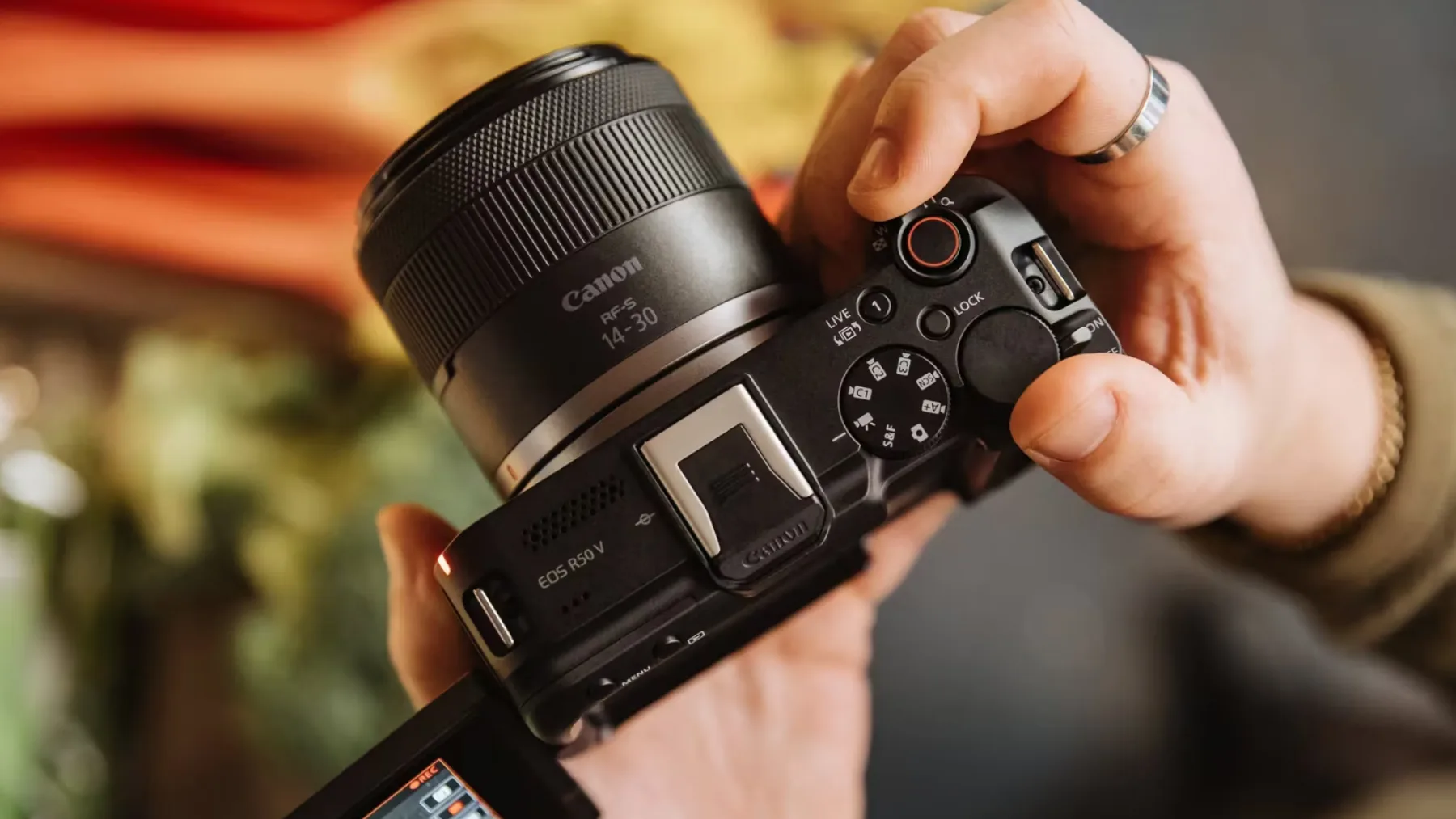 Novi Canon EOS R50 V: Nova vstopna kamera za ustvarjalce videov z ambicijo