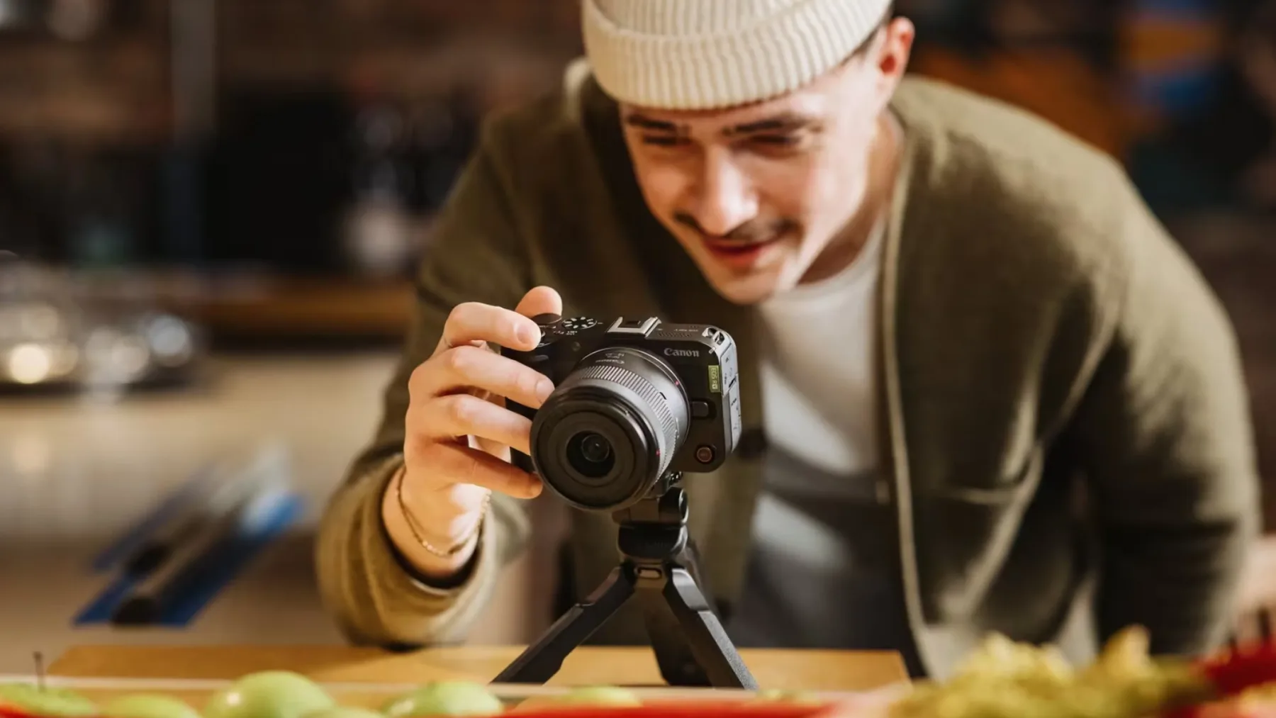 Novi Canon EOS R50 V: Nova vstopna kamera za ustvarjalce videov z ambicijo