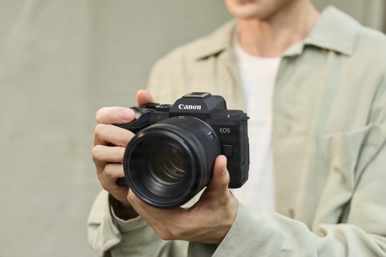 Novi Canon EOS R8 Mark II: Kje je obljubljeni retro stil in zakaj je to kljub temu hudičevo dober fotoaparat?