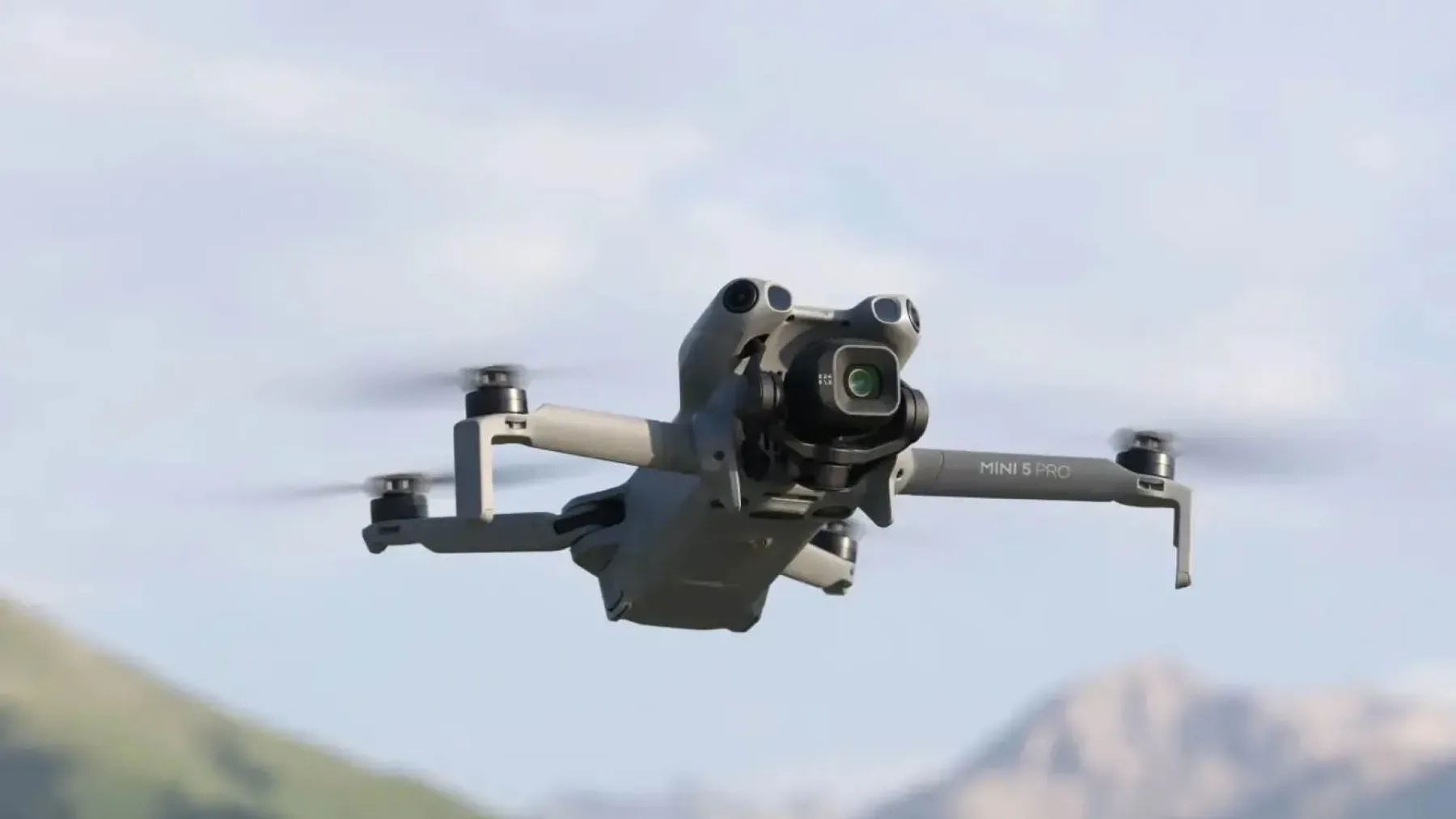 Novi DJI Mini 5 Pro 2025 je mali čudež, ki leti višje od pričakovanj