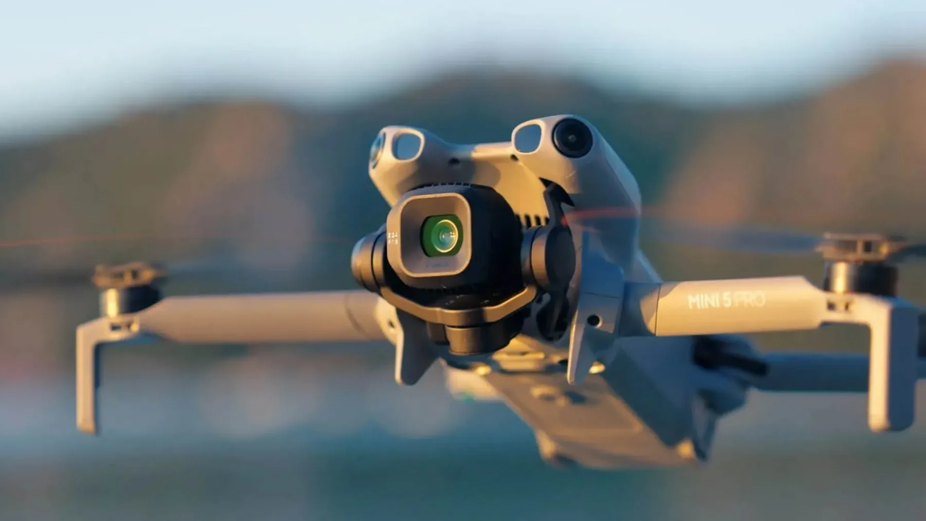 Novi DJI Mini 5 Pro 2025 je mali čudež, ki leti višje od pričakovanj