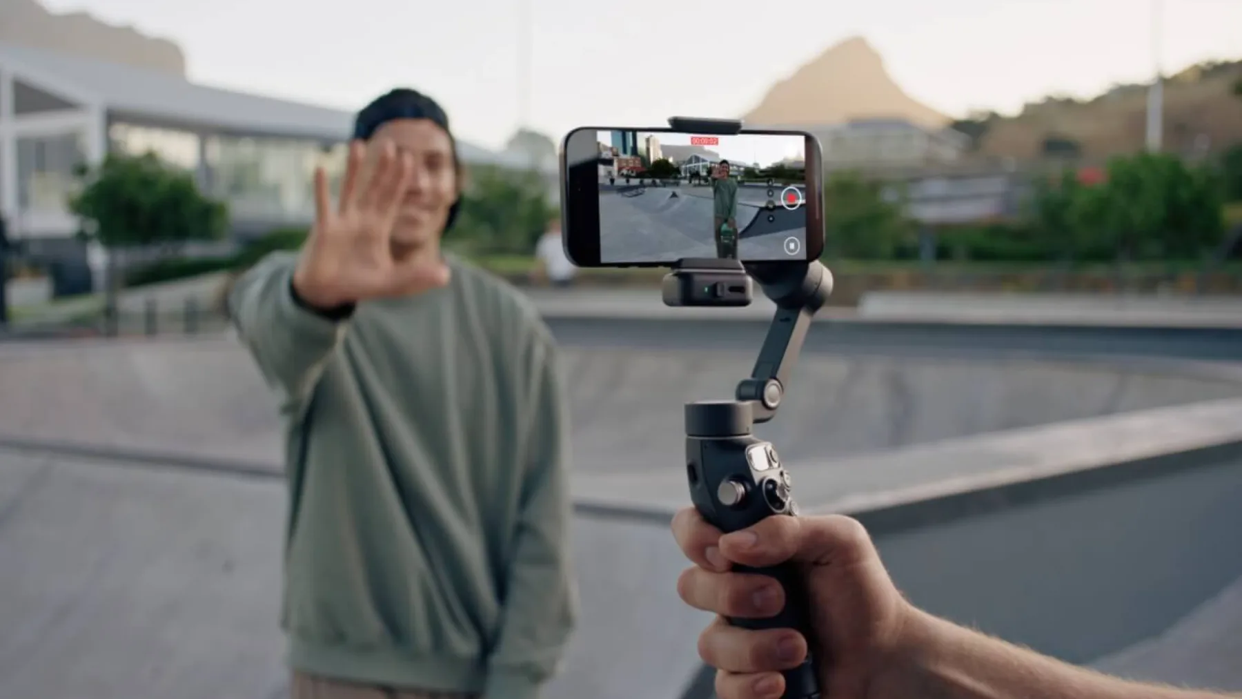 Novi DJI Osmo Mobile 7P: Pametni stabilizator za telefone, ki bi mu zavidali tudi režiserji Hollywooda